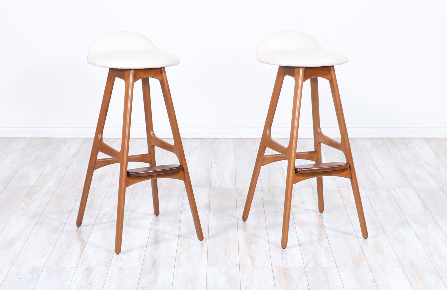 Pair of Erik Buch teak bar stools for Oddense Maskinsnedkeri.