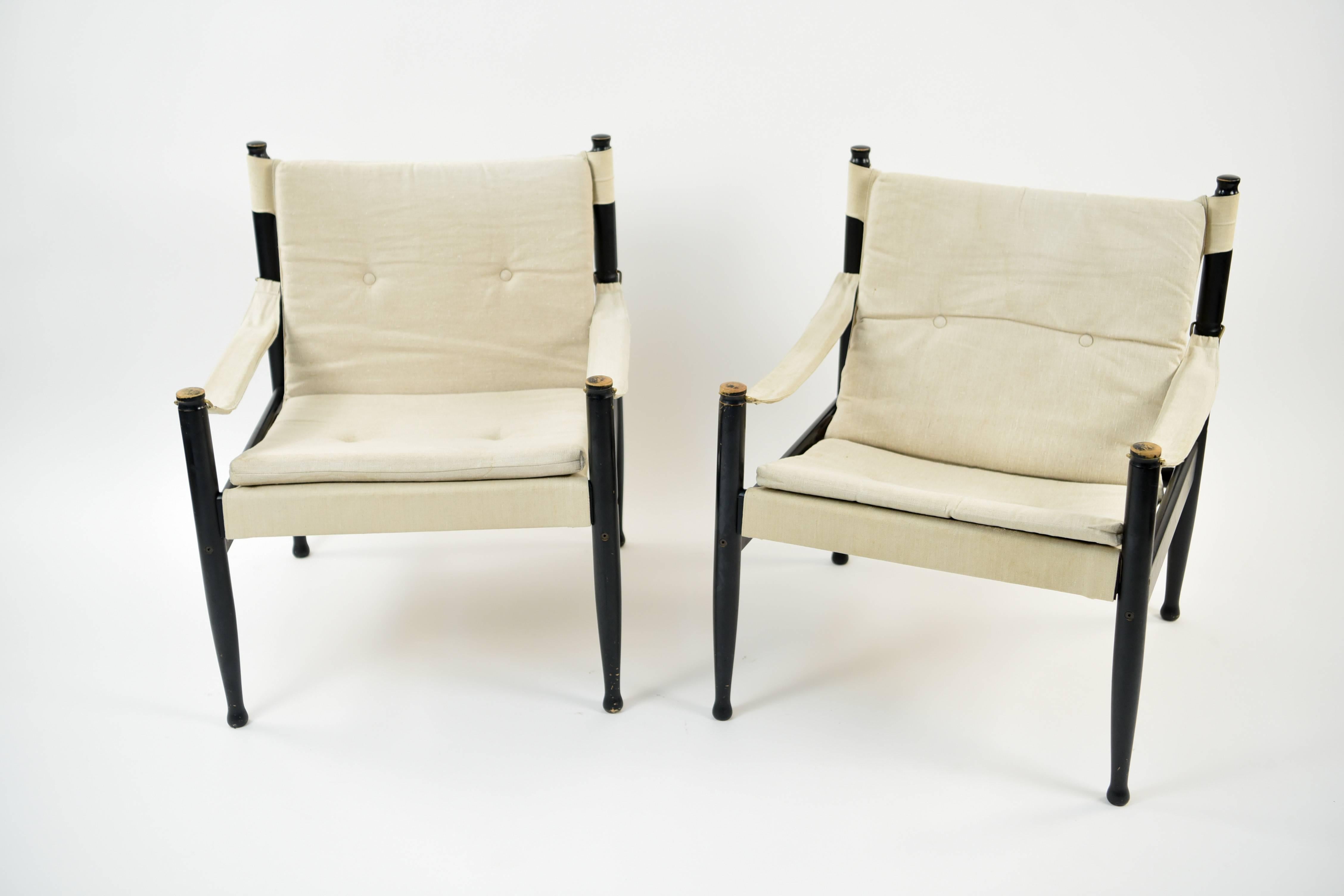 This pair of model 30 sling safari chairs was designed by Erik Worts for Niels Eilersen. They are Danish, circa 1960s, and feature a double tufted backrest and seat cushion.