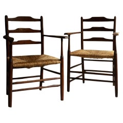 Pareja de sillones bajos con respaldo en escalera "Clissett" de Ernest Gimson, por Edward Gardiner.