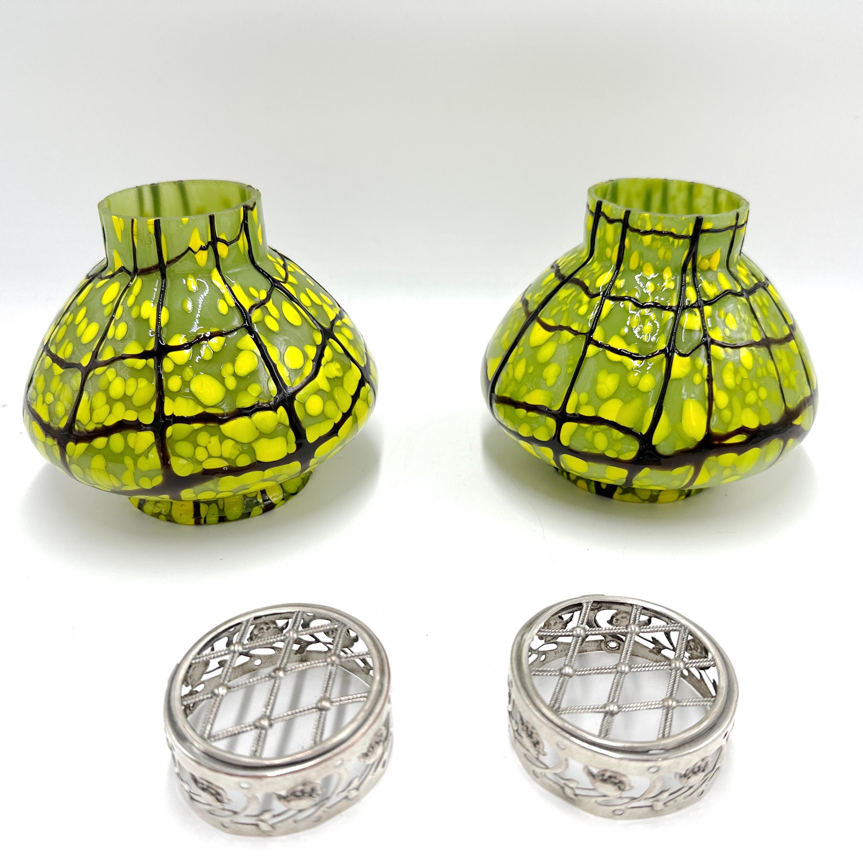 Coppia di Ernst Steinwald and Co. Rana fiore verde e giallo Kralik Bohemian Vas in vendita 4
