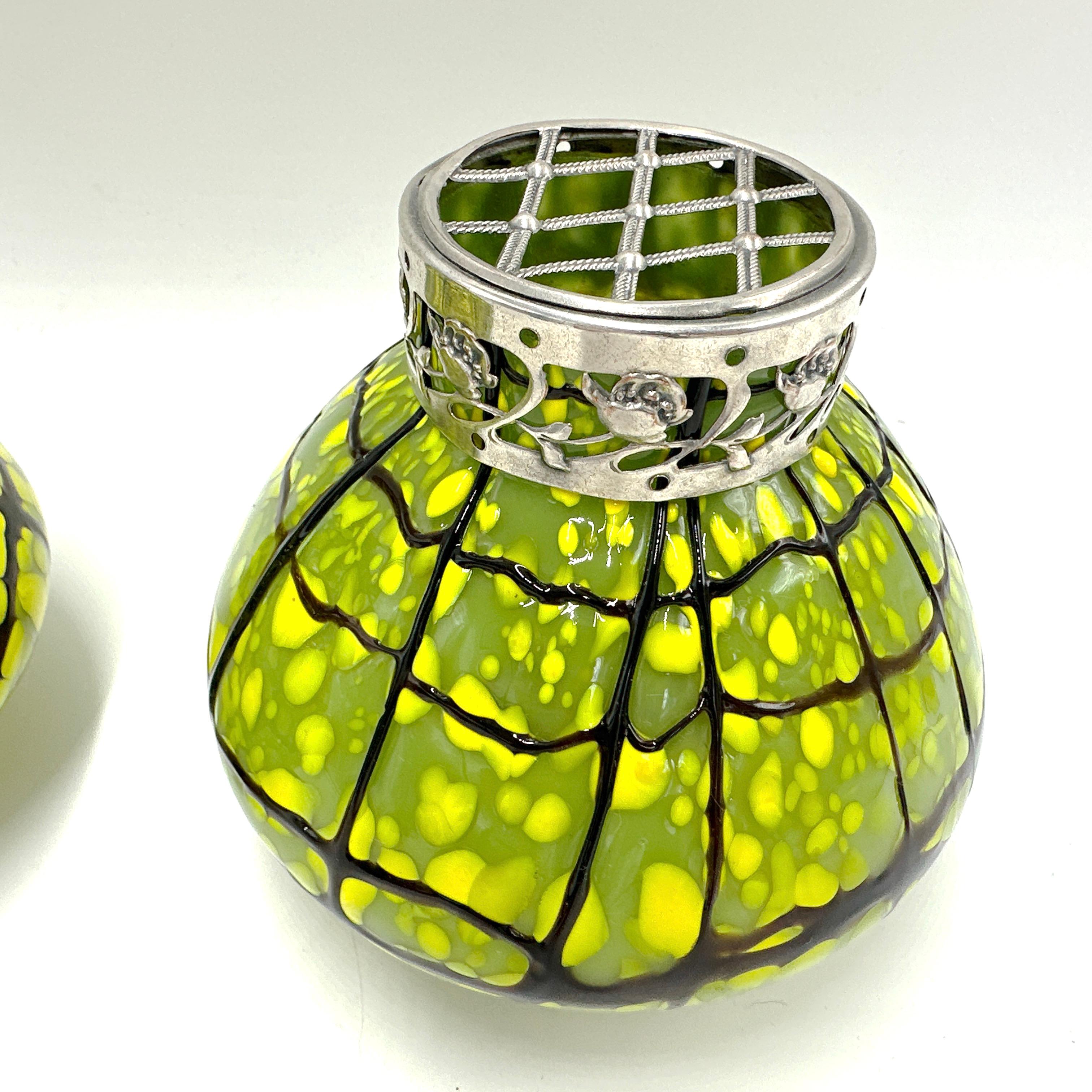 Coppia di Ernst Steinwald and Co. Rana fiore verde e giallo Kralik Bohemian Vas in vendita 6