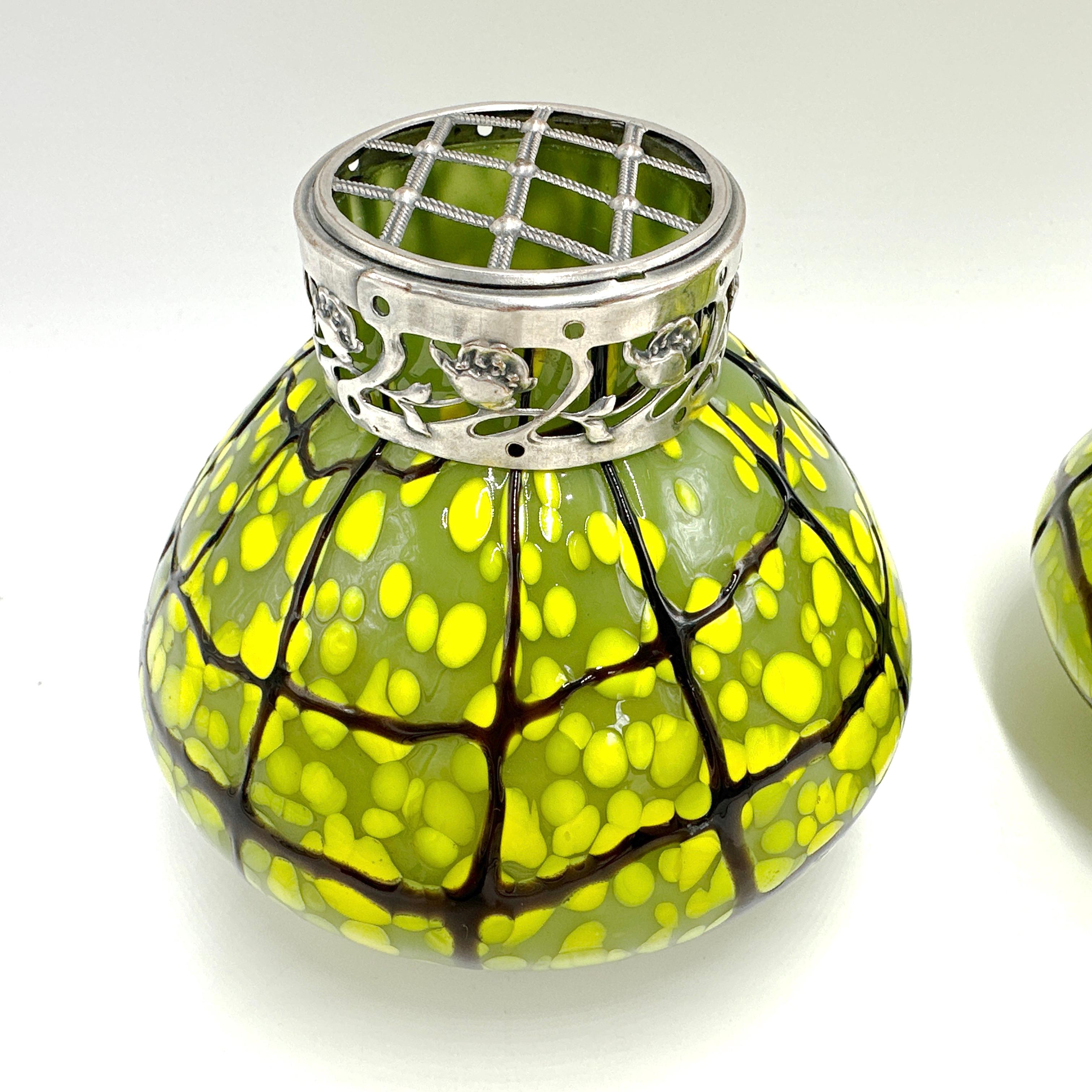 Coppia di Ernst Steinwald and Co. Rana fiore verde e giallo Kralik Bohemian Vas in vendita 7
