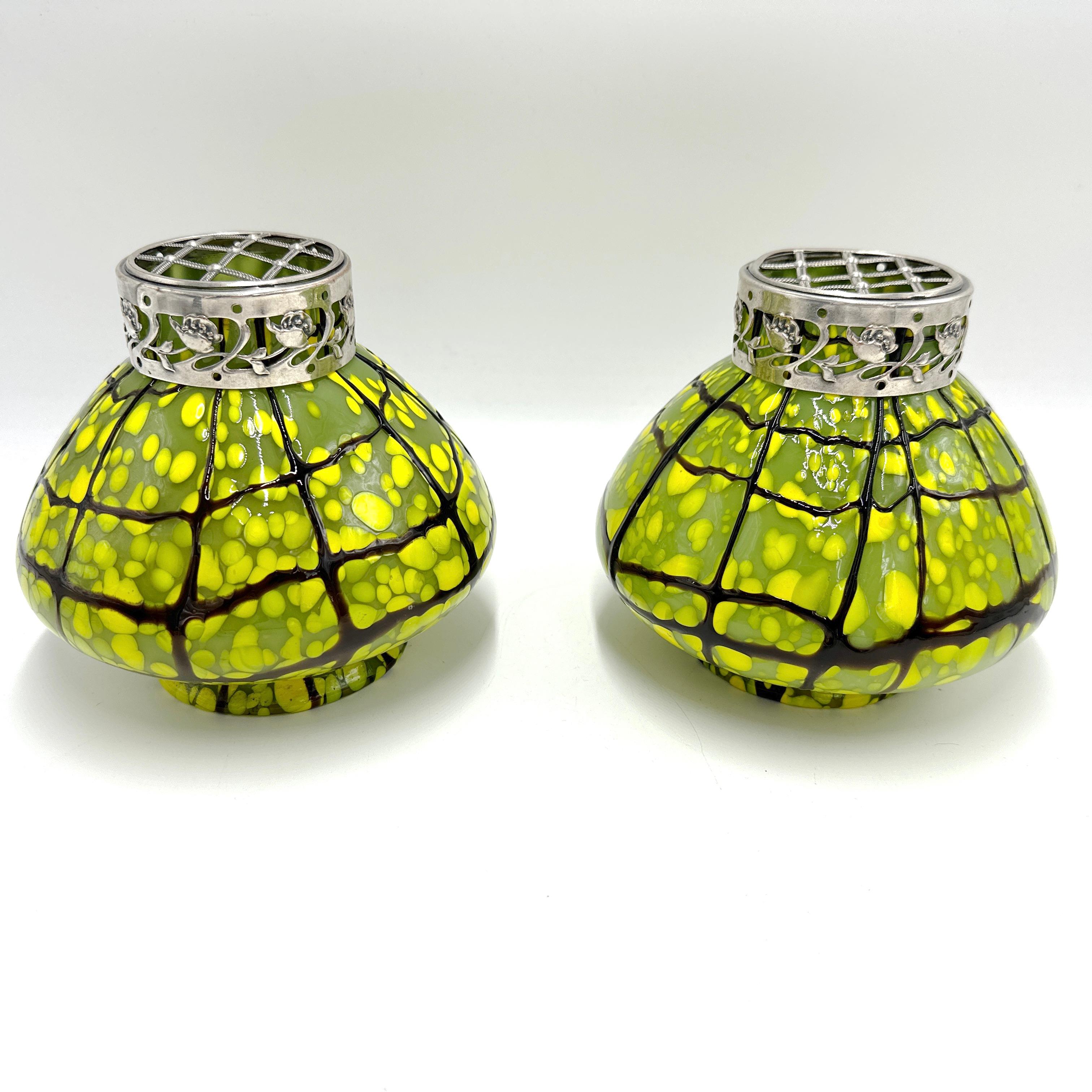 Coppia di Ernst Steinwald and Co. Rana fiore verde e giallo Kralik Bohemian Vas in vendita 8