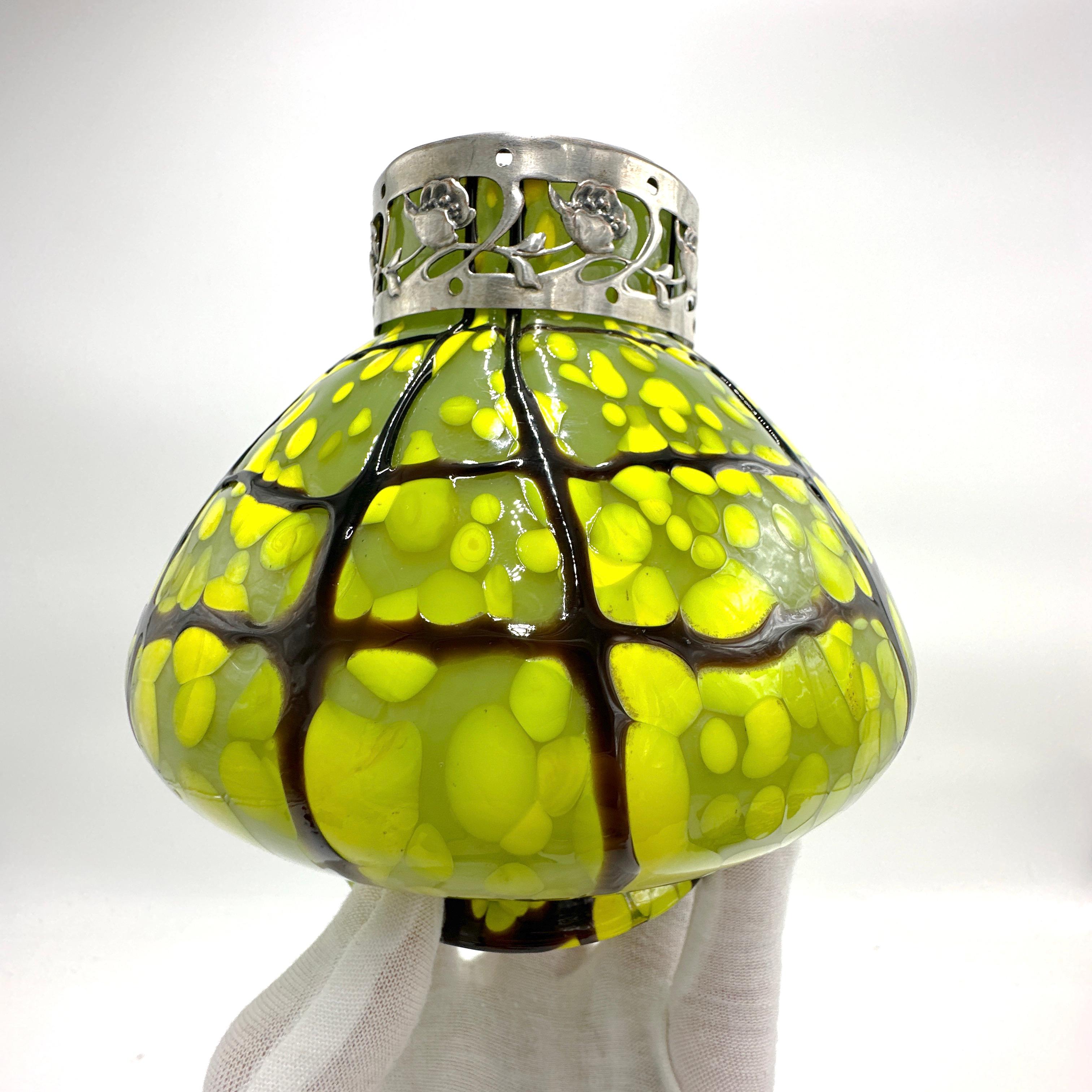 Art Déco Coppia di Ernst Steinwald and Co. Rana fiore verde e giallo Kralik Bohemian Vas in vendita