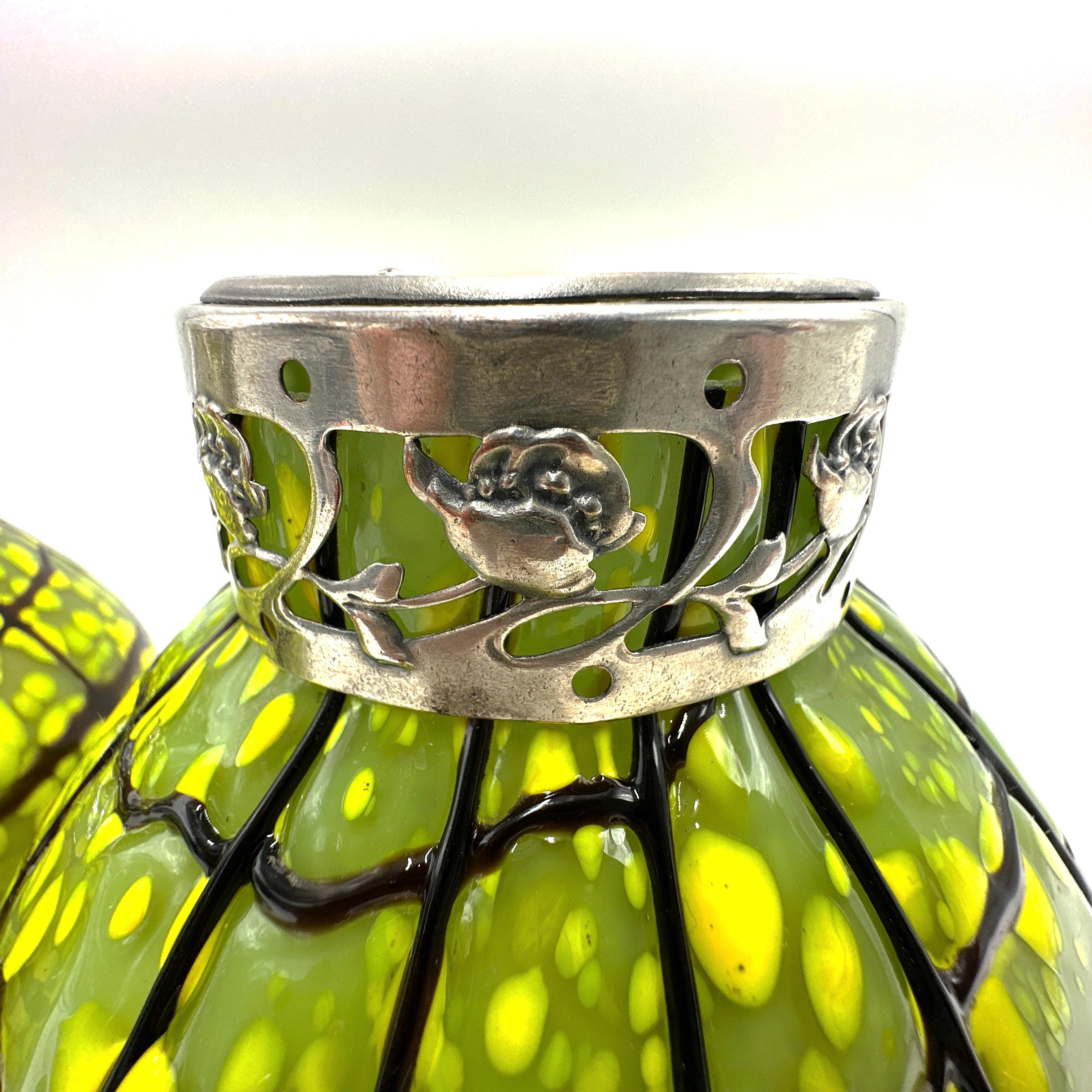 Inizio XX secolo Coppia di Ernst Steinwald and Co. Rana fiore verde e giallo Kralik Bohemian Vas in vendita