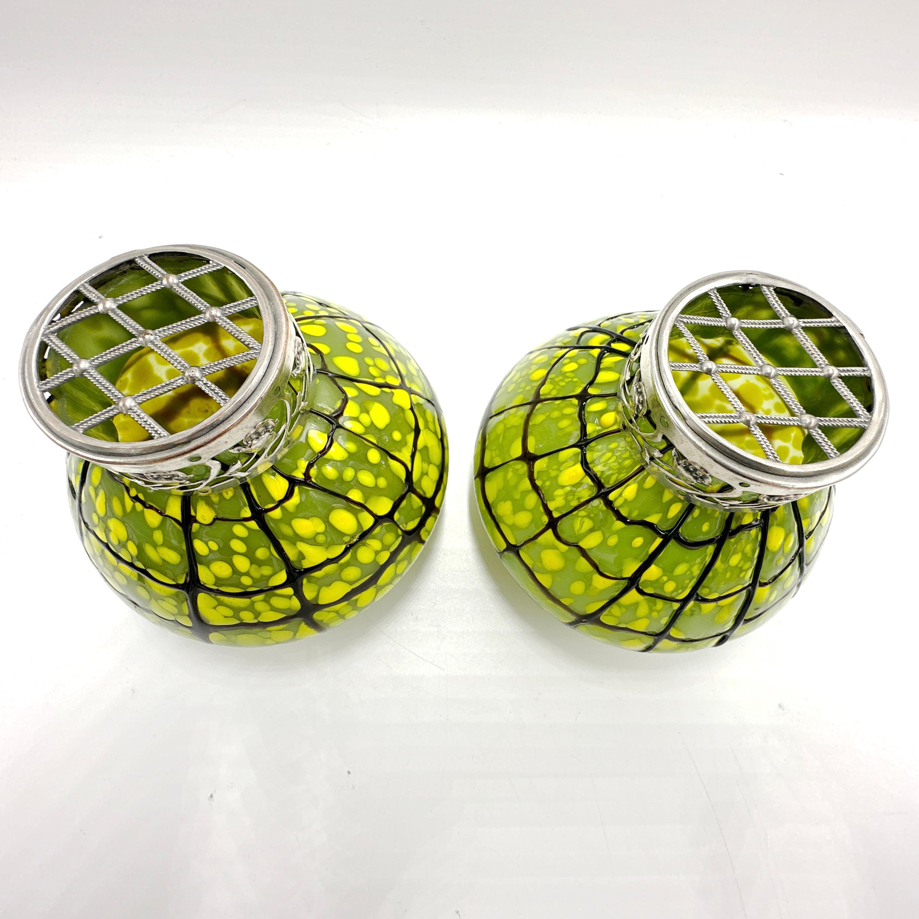 Vetro artistico Coppia di Ernst Steinwald and Co. Rana fiore verde e giallo Kralik Bohemian Vas in vendita