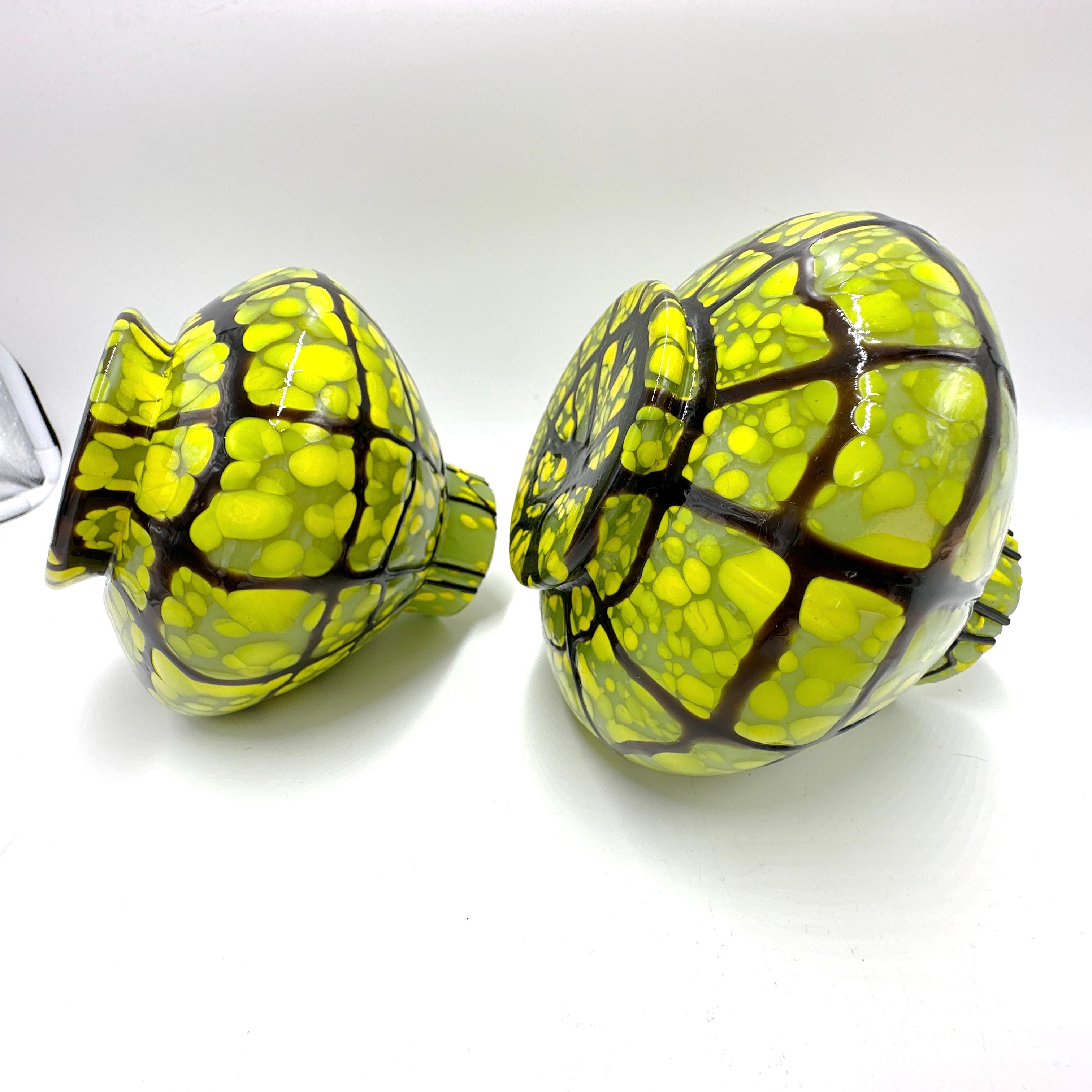 Coppia di Ernst Steinwald and Co. Rana fiore verde e giallo Kralik Bohemian Vas in vendita 1