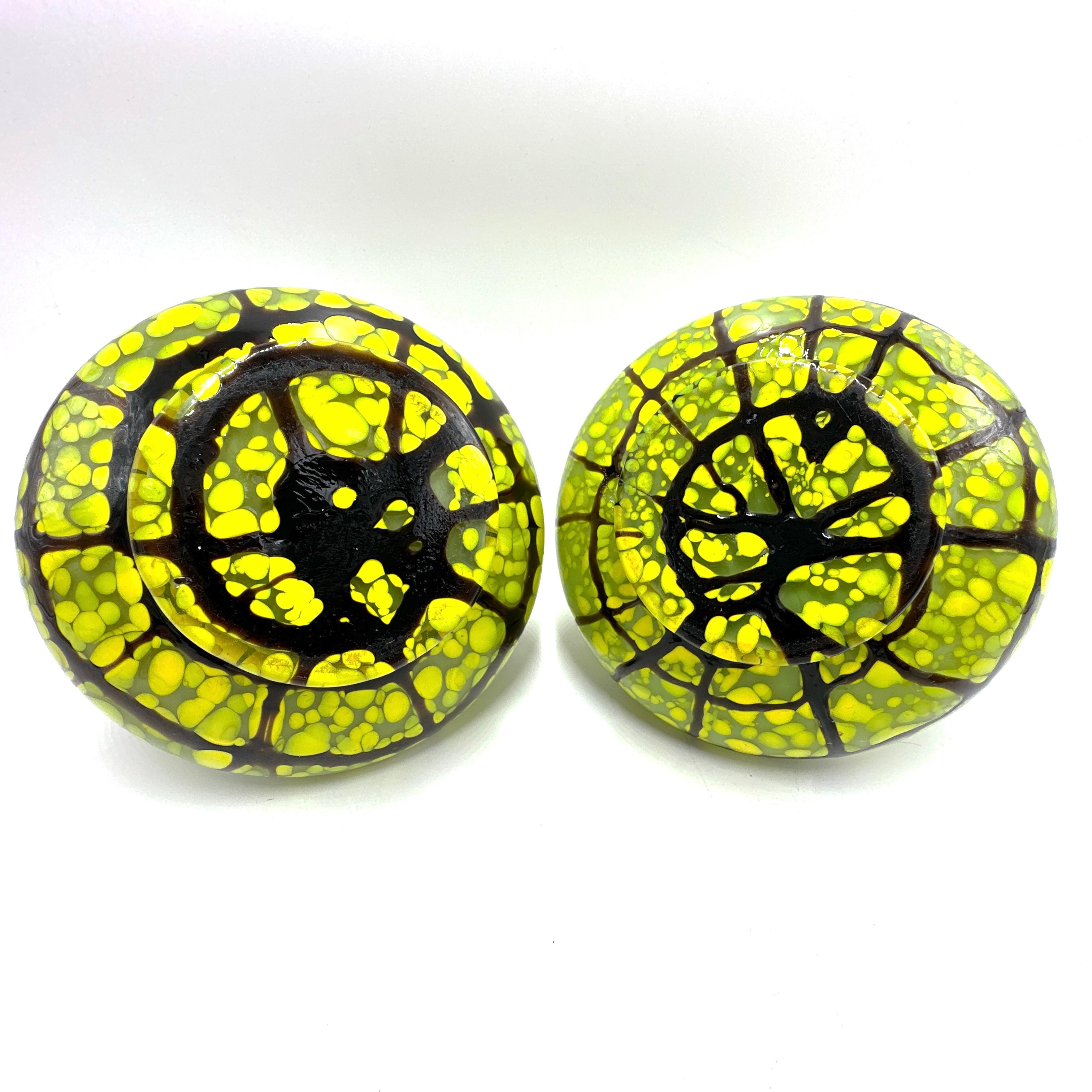 Coppia di Ernst Steinwald and Co. Rana fiore verde e giallo Kralik Bohemian Vas in vendita 2