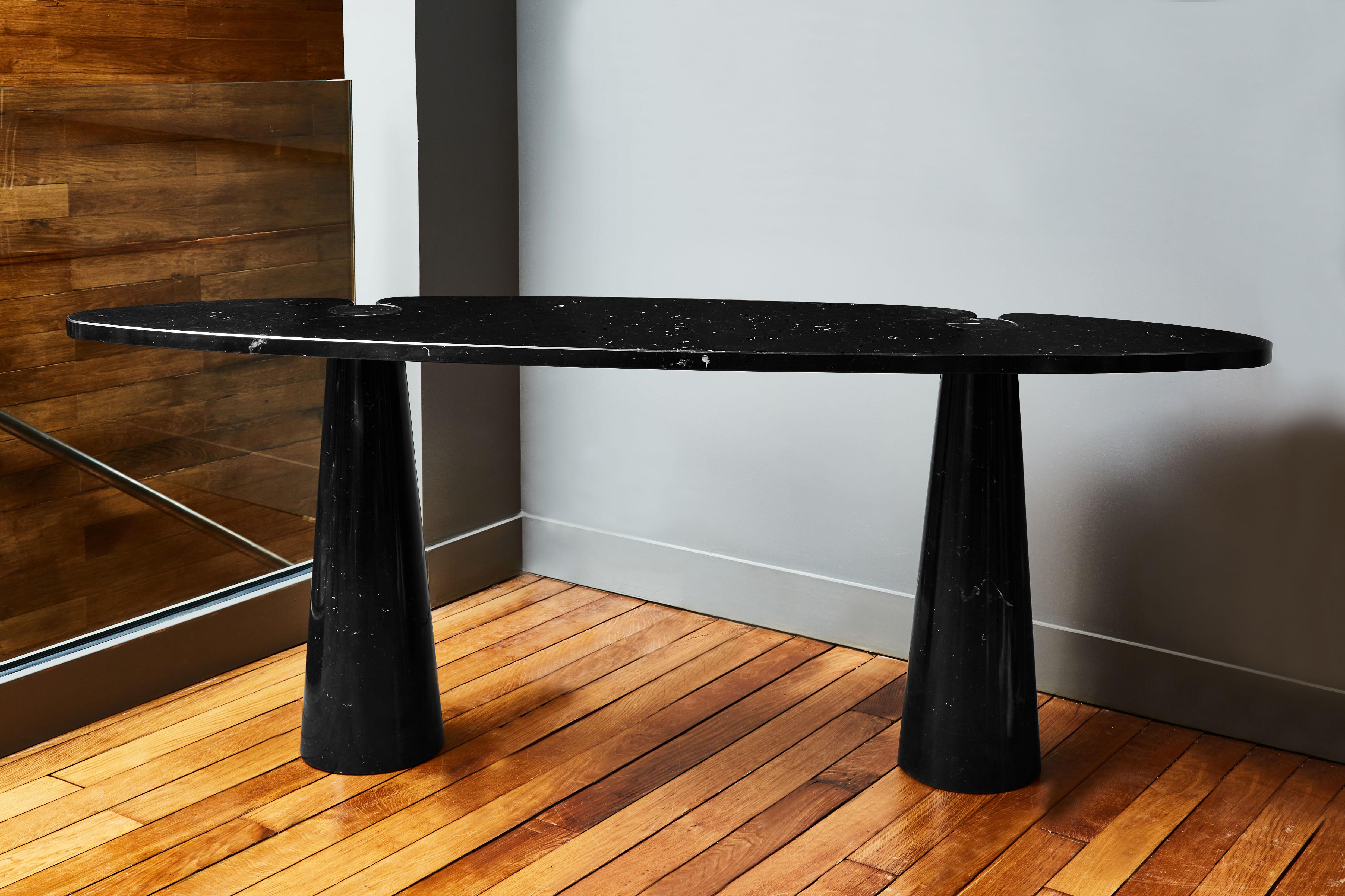 Pair of consoles made of two conical feet on which come sit an oval top, all in Marquina marble.

These consoles are part the of the Eros collection designed by Angelo Mangiarotti for Skipper in 1971.

Original stickers at the bottom.

  