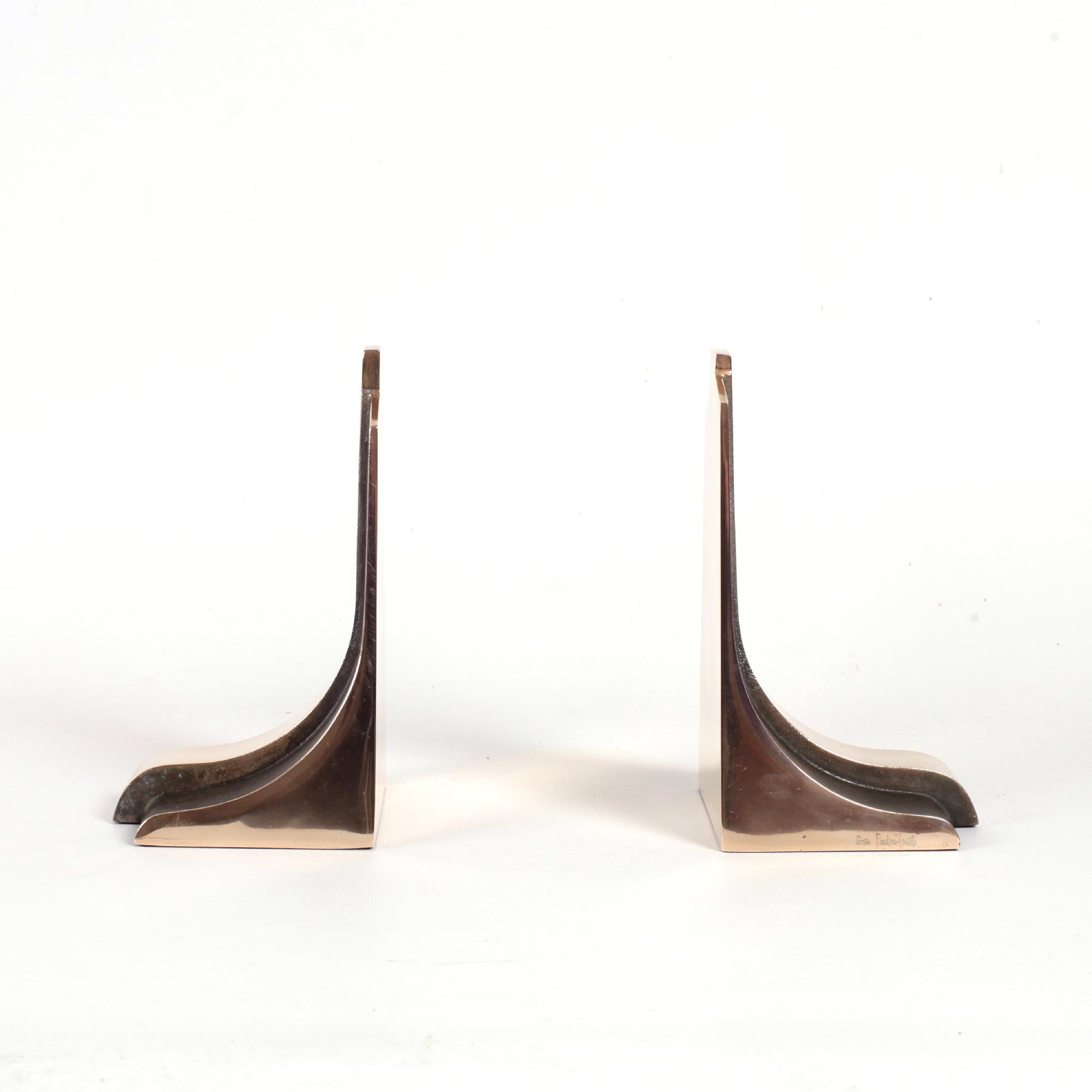 Sculptural pair of bronze bookend designed by Esa Fedrigolli for Esart Italy.
Heavy cast bronze with felt bottoms.
Signed by the artist and original Manufacturer's label to underside 