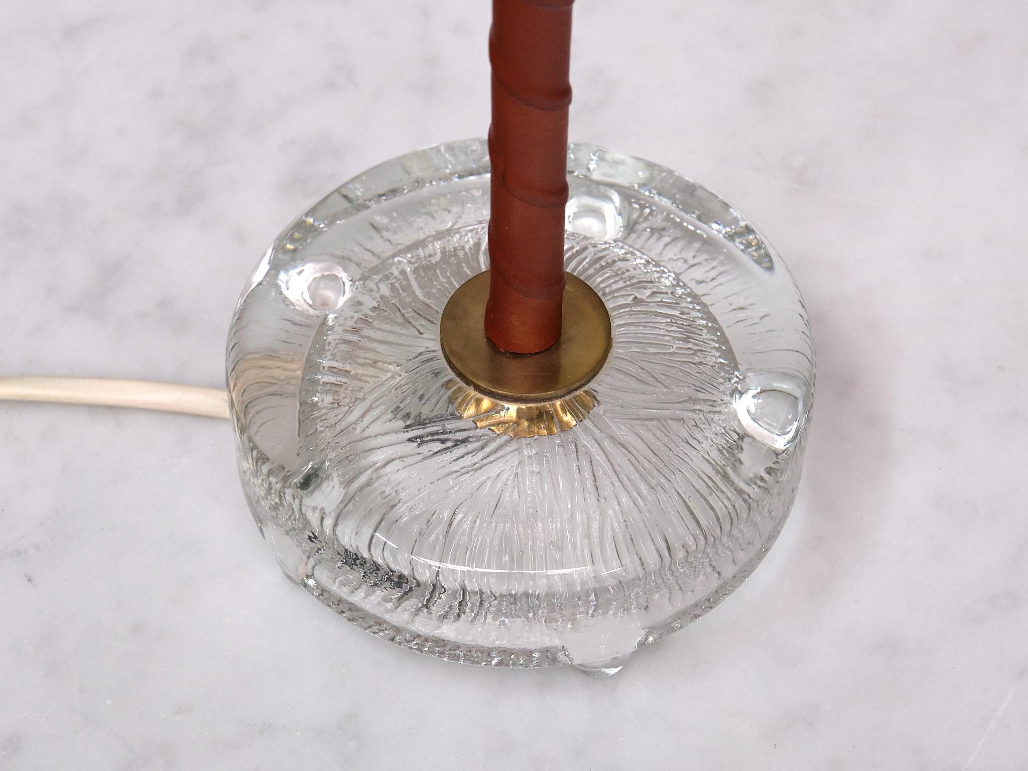 Paire de lampes de bureau Eskilstuna Armaturer en laiton, cuir et verre, années 1960 en vente 3