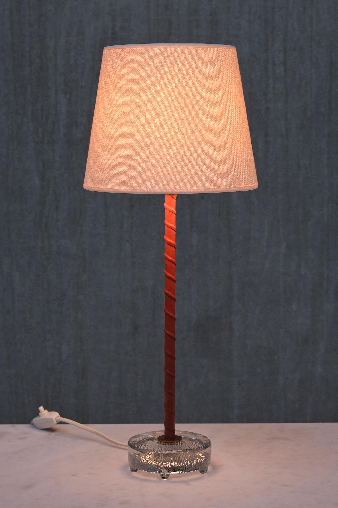 Paire de lampes de bureau Eskilstuna Armaturer en laiton, cuir et verre, années 1960 en vente 4