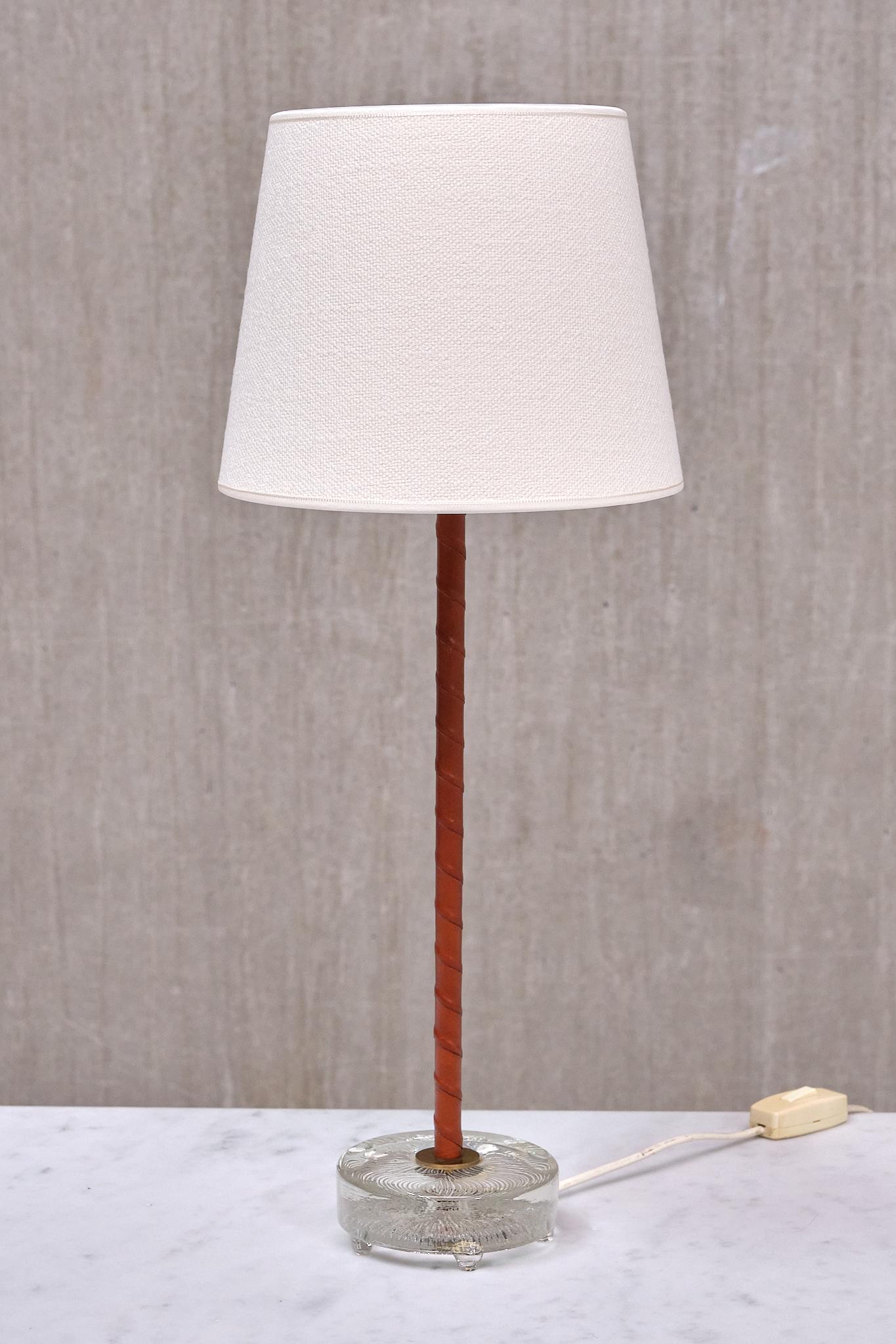 Paire de lampes de bureau Eskilstuna Armaturer en laiton, cuir et verre, années 1960 en vente 5