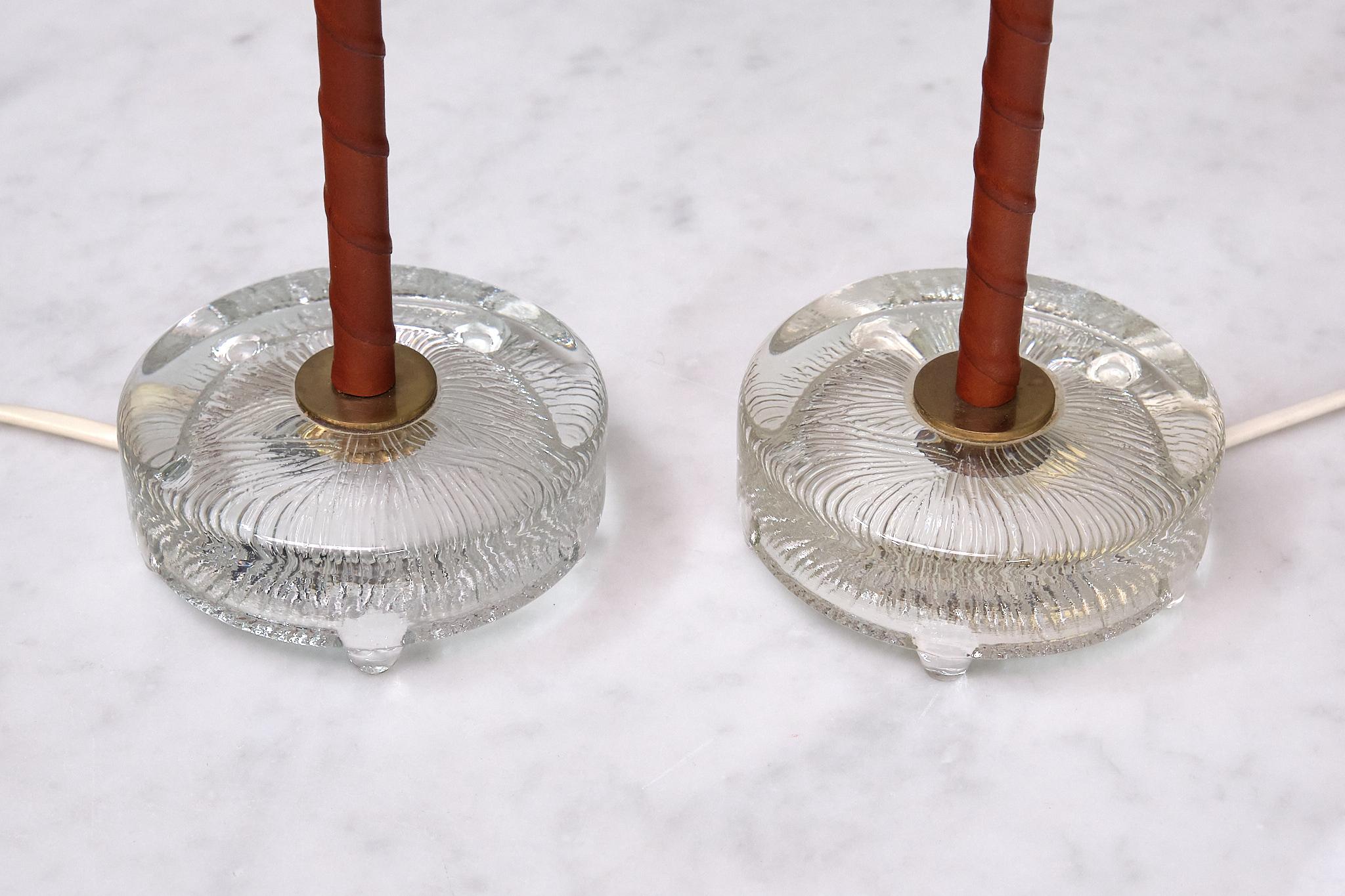 Paire de lampes de bureau Eskilstuna Armaturer en laiton, cuir et verre, années 1960 en vente 6