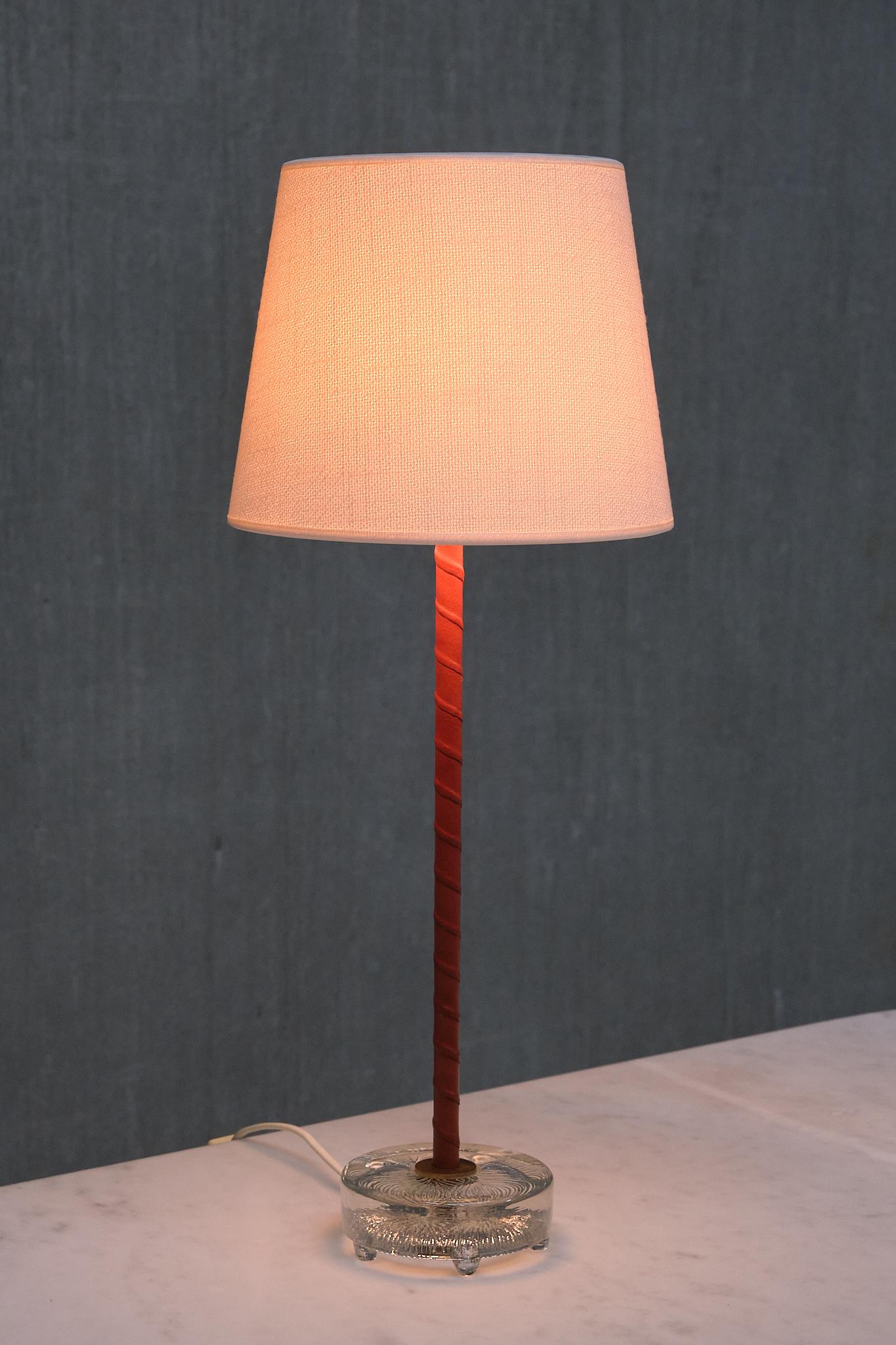 Paire de lampes de bureau Eskilstuna Armaturer en laiton, cuir et verre, années 1960 en vente 7