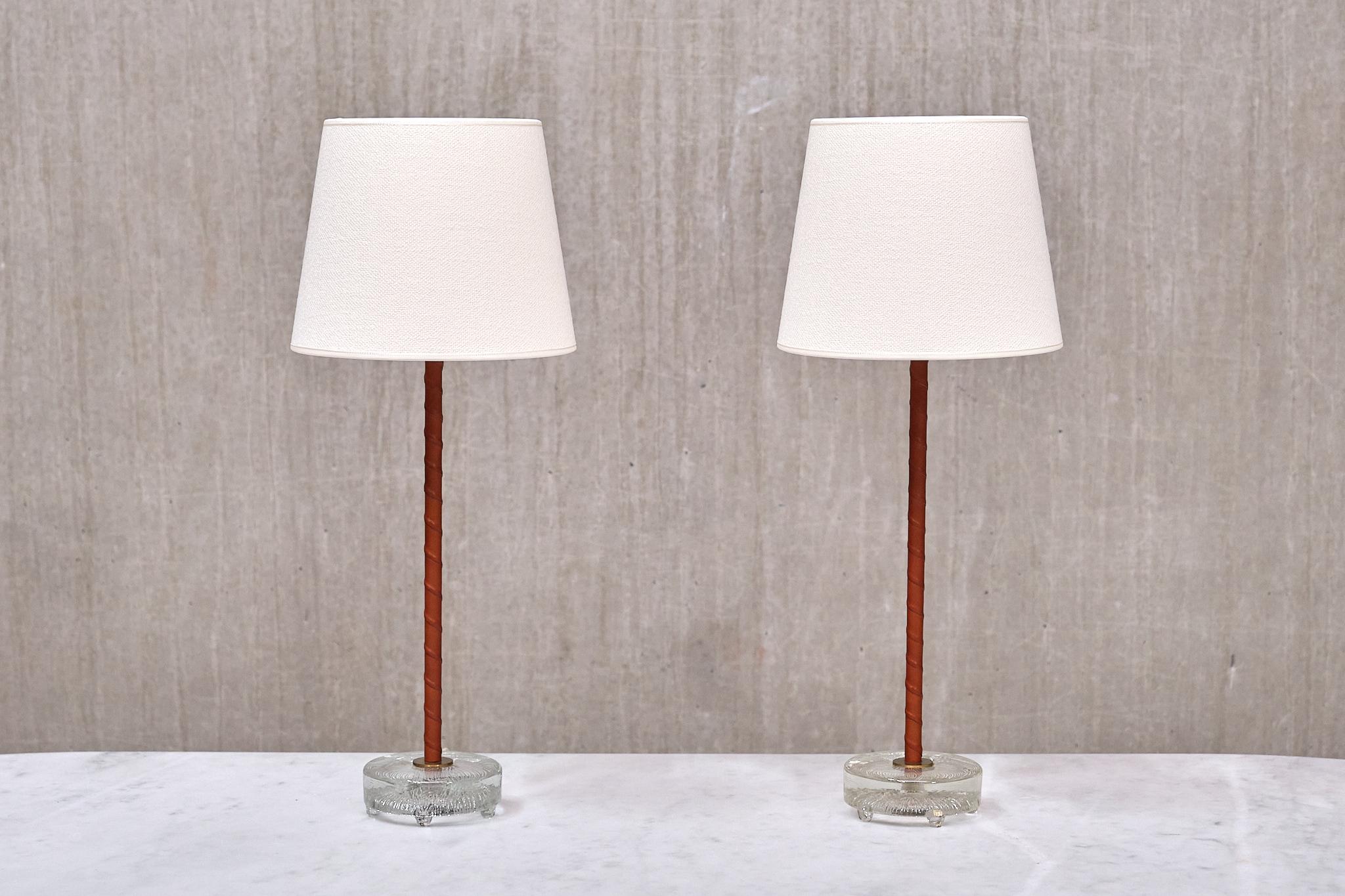 Paire de lampes de bureau Eskilstuna Armaturer en laiton, cuir et verre, années 1960 en vente 8