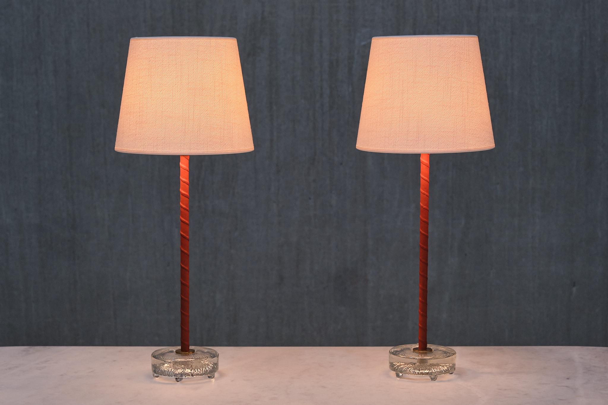 Cette élégante paire de lampes de table a été produite par Eskilstuna Armaturer Elektrofabrik en Suède dans les années 1960. Les lampes sont signées avec les initiales du fabricant EAE et le numéro de modèle sur la base du socle.   

Le design se