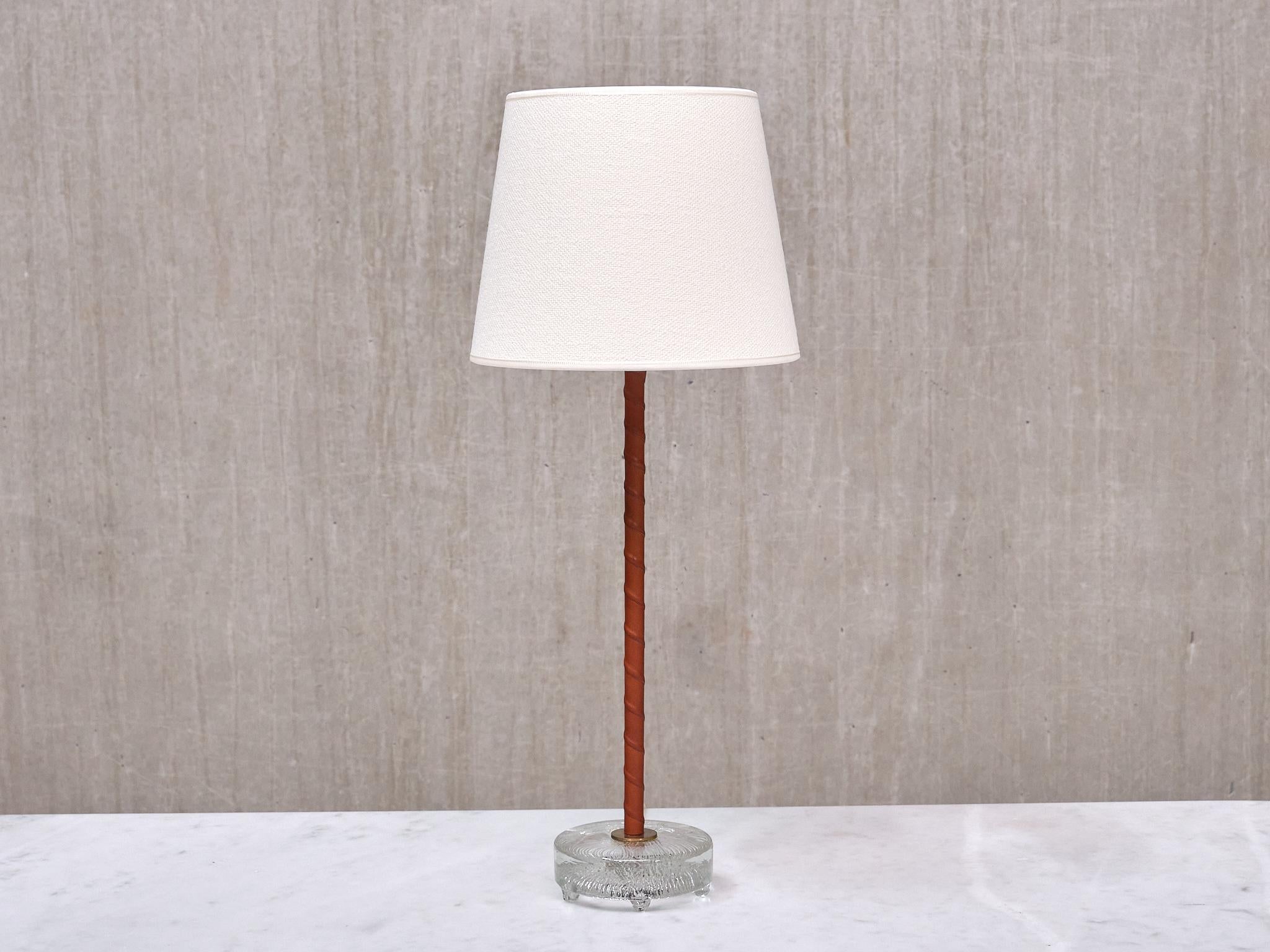 Scandinave moderne Paire de lampes de bureau Eskilstuna Armaturer en laiton, cuir et verre, années 1960 en vente