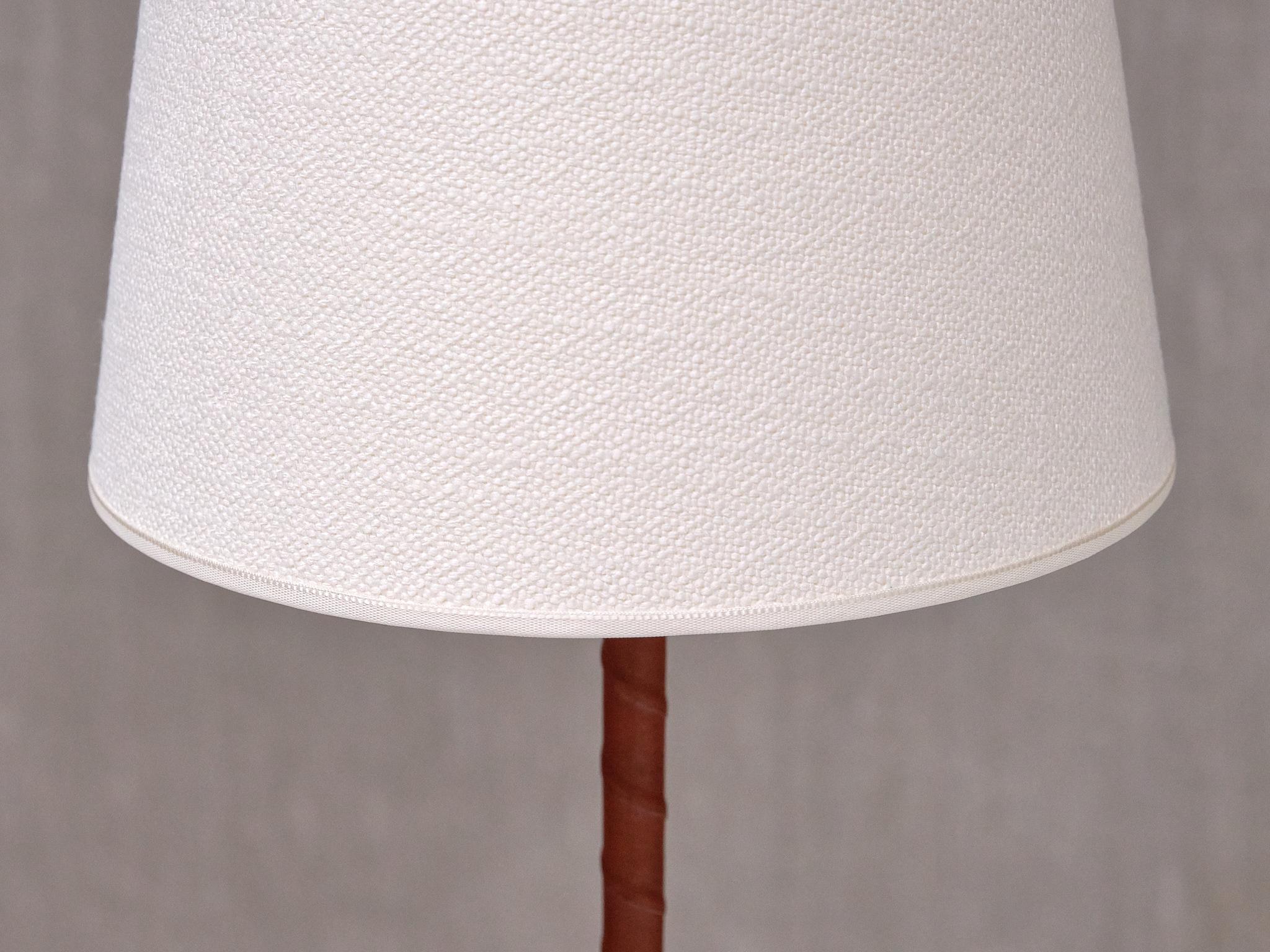 Suédois Paire de lampes de bureau Eskilstuna Armaturer en laiton, cuir et verre, années 1960 en vente