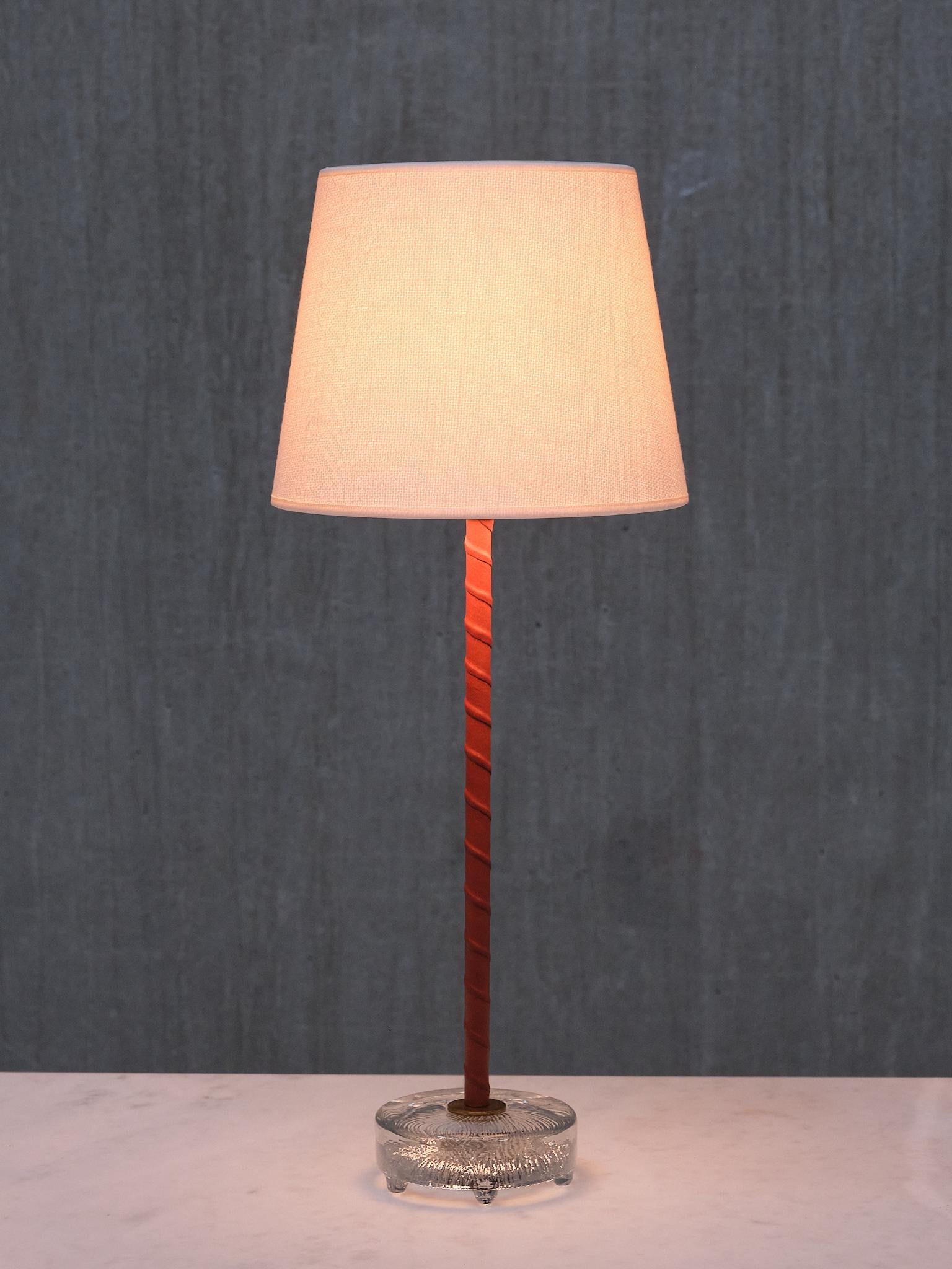 Milieu du XXe siècle Paire de lampes de bureau Eskilstuna Armaturer en laiton, cuir et verre, années 1960 en vente