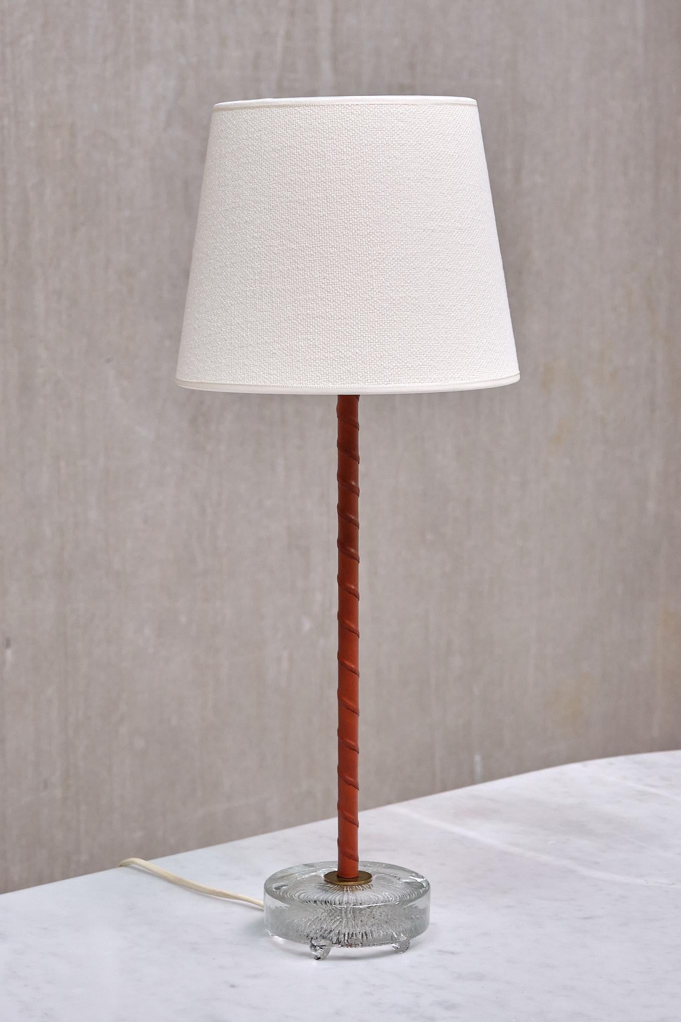 Paire de lampes de bureau Eskilstuna Armaturer en laiton, cuir et verre, années 1960 en vente 1
