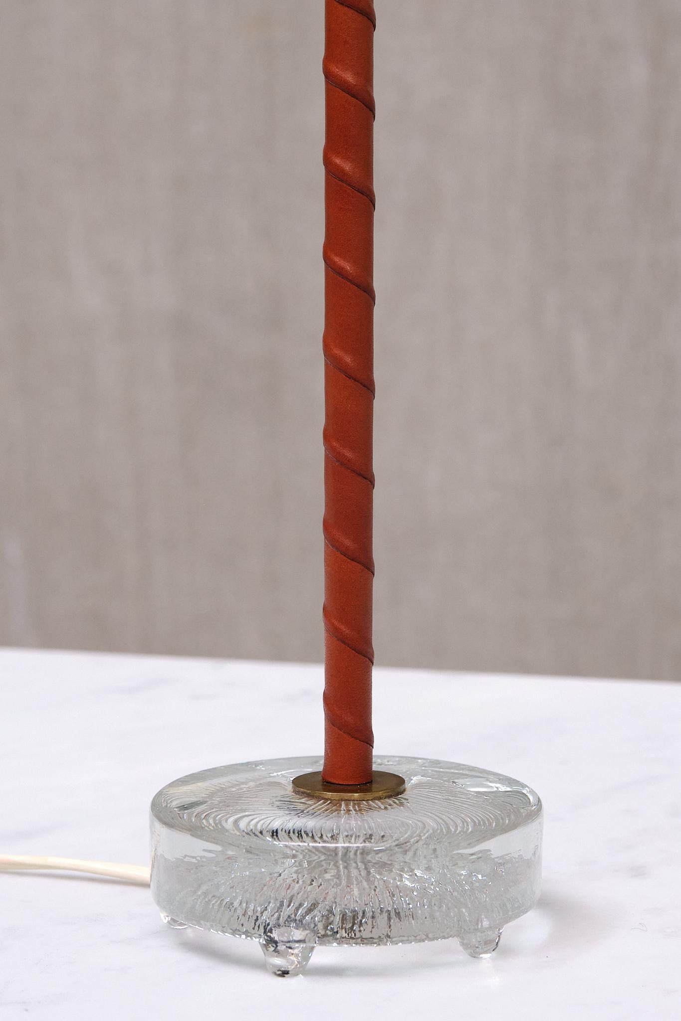 Paire de lampes de bureau Eskilstuna Armaturer en laiton, cuir et verre, années 1960 en vente 2