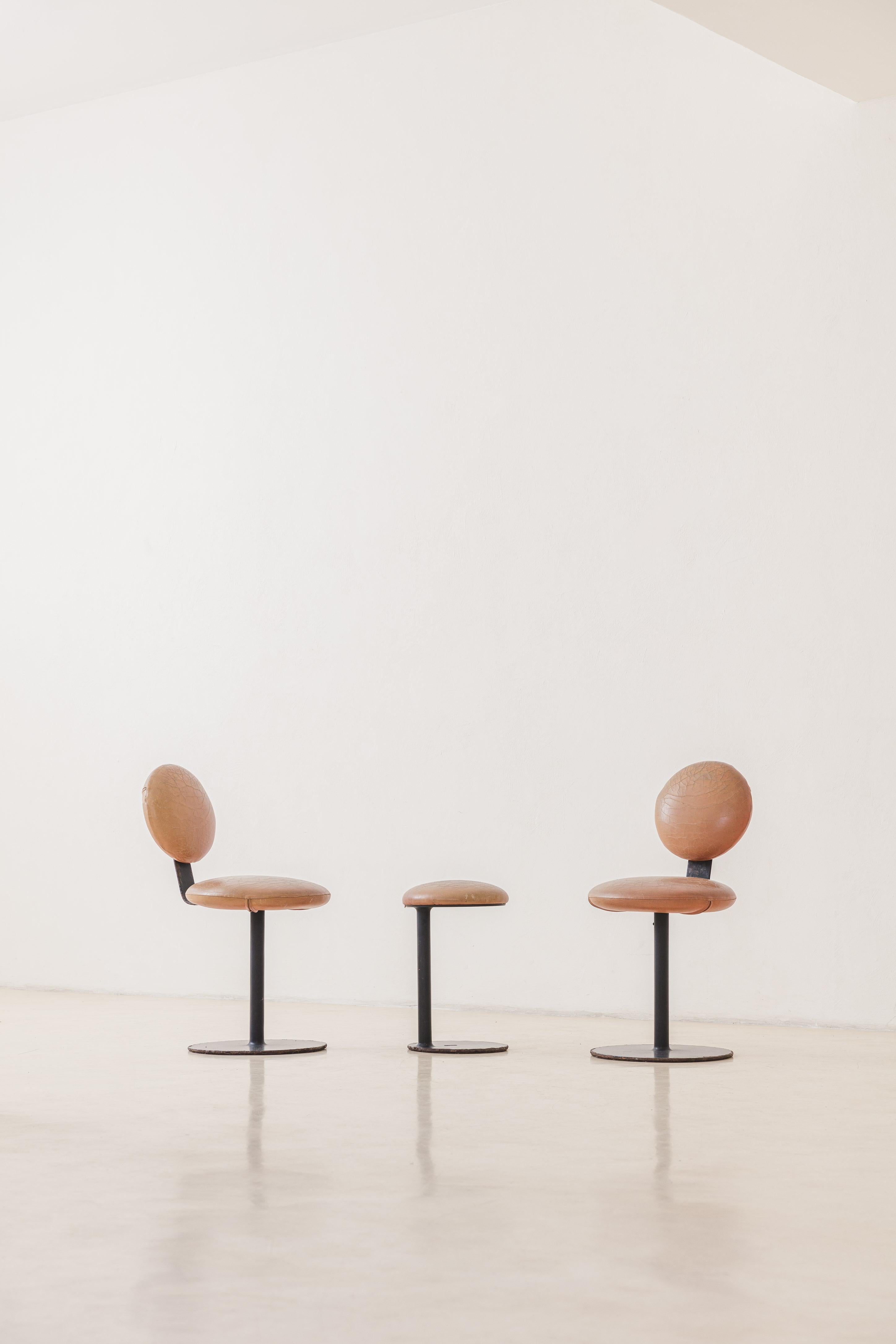 Brésilien Paire de chaises Espaço (1974) et tabouret Ciranda (1986), Ricardo Fasanello, Brésil en vente