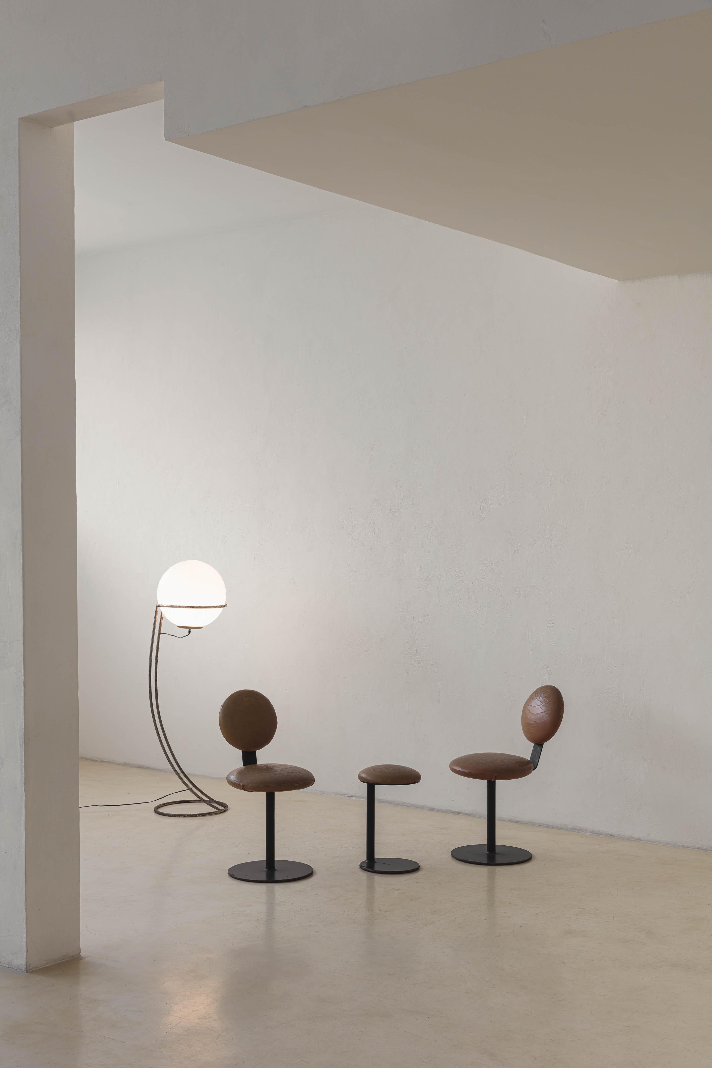 Paire de chaises Espaço (1974) et tabouret Ciranda (1986), Ricardo Fasanello, Brésil Bon état - En vente à New York, NY