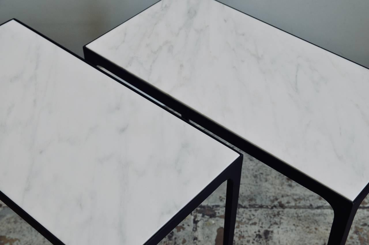 Beistelltische „Esquisse“ aus Eisen und geschliffenem Marmor von Design Frères, Paar (Art déco) im Angebot