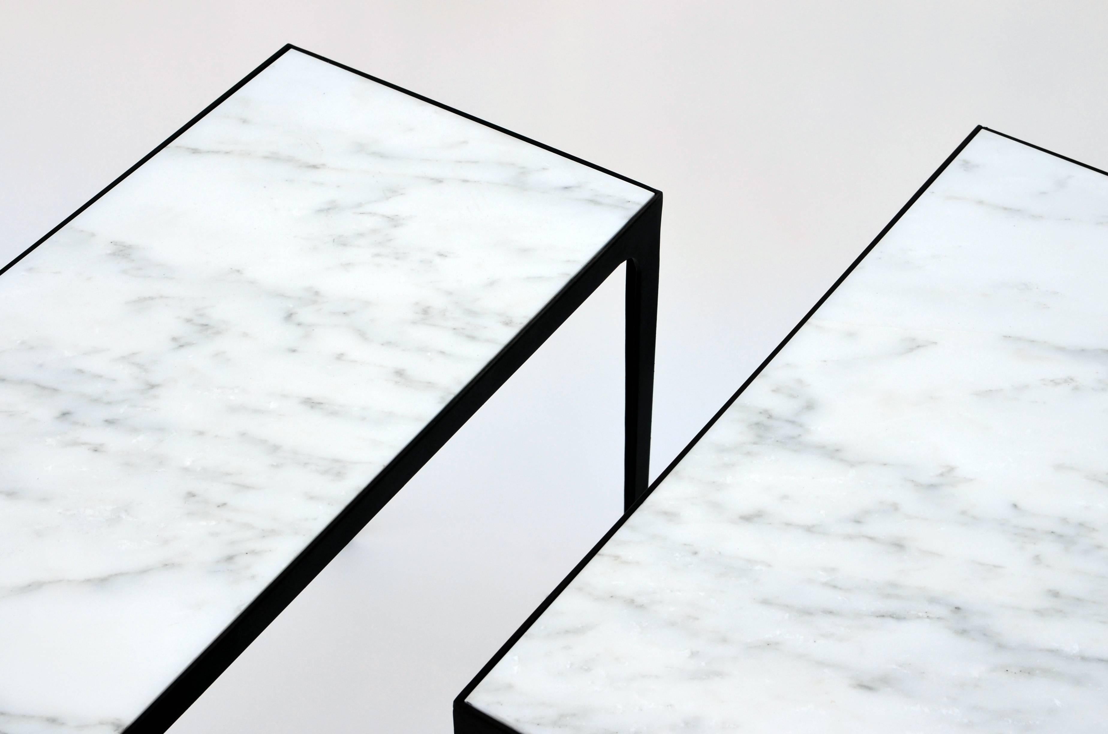 Francese Coppia di tavolini 'Esquisse' in ferro battuto e marmo di Design Frères in vendita