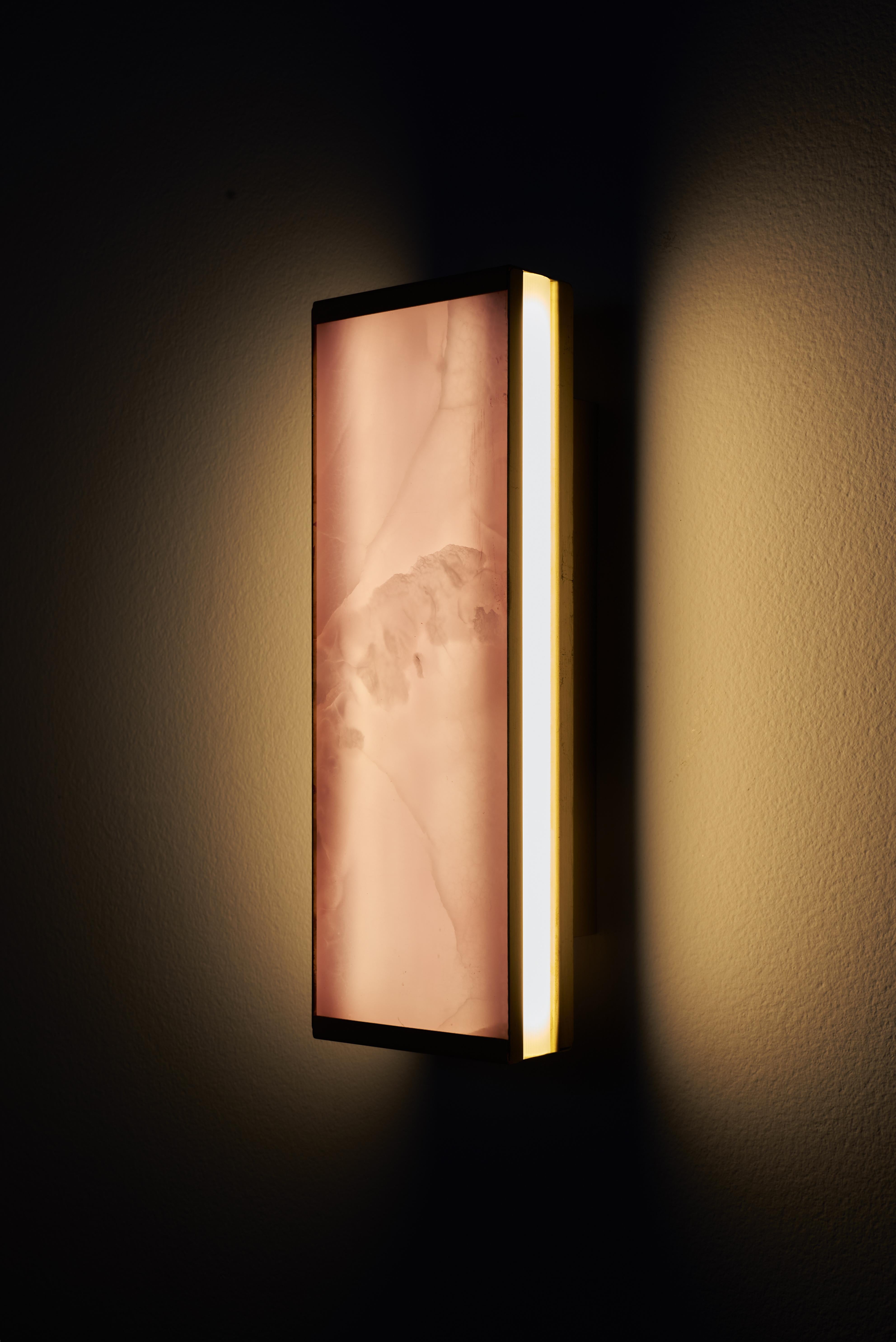 Brossé Paire d'appliques murales italiennes essentielles en onyx rose « Tech » en vente