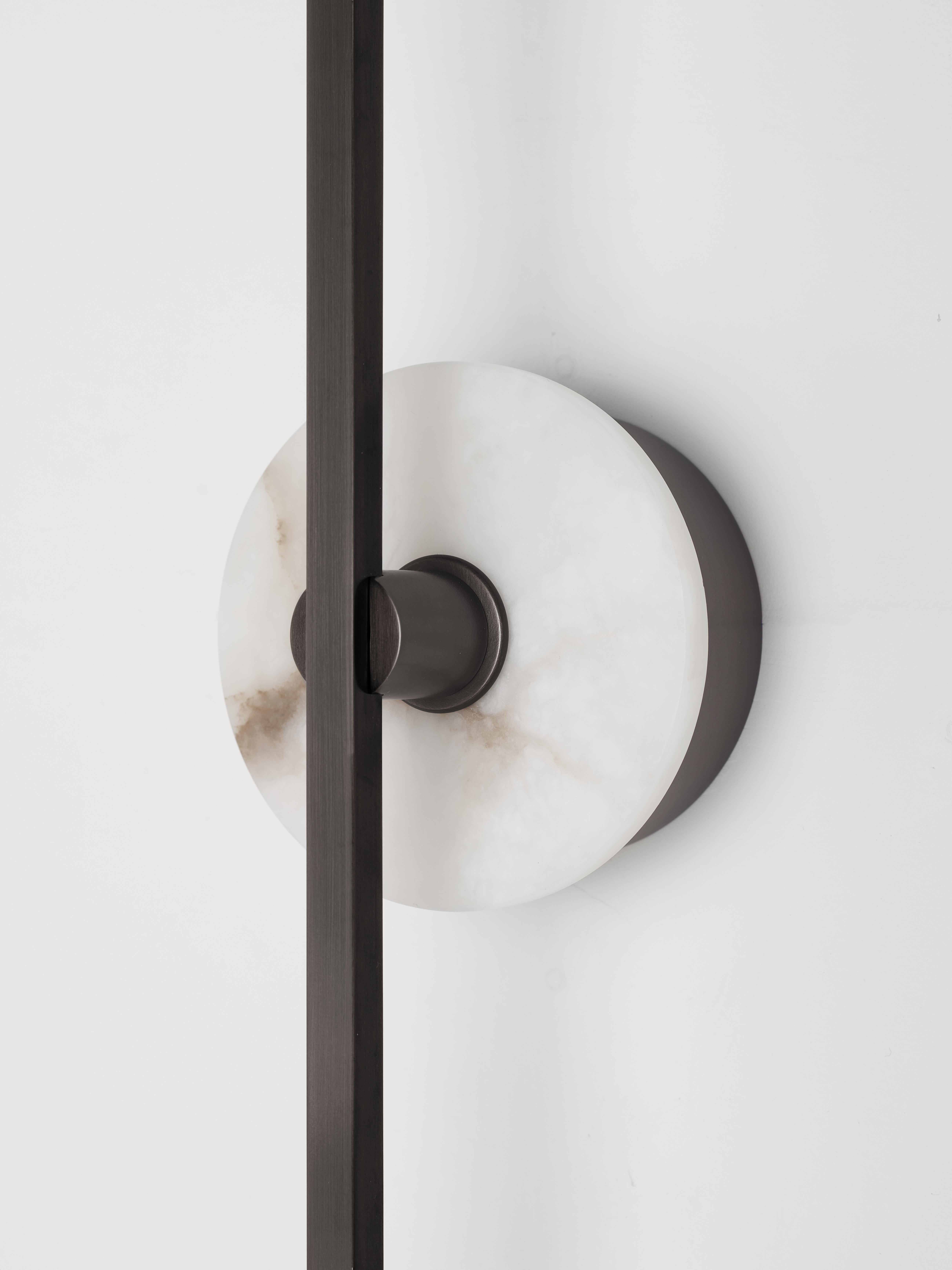 Die Wandleuchte Grand Stick ist eine stilvolle und funktionelle Leuchte, die minimalistisches Design mit fortschrittlicher LED-Technologie verbindet. Die Verwendung von Bronzeprofilen verleiht ihr ein schlichtes und elegantes Aussehen, während die