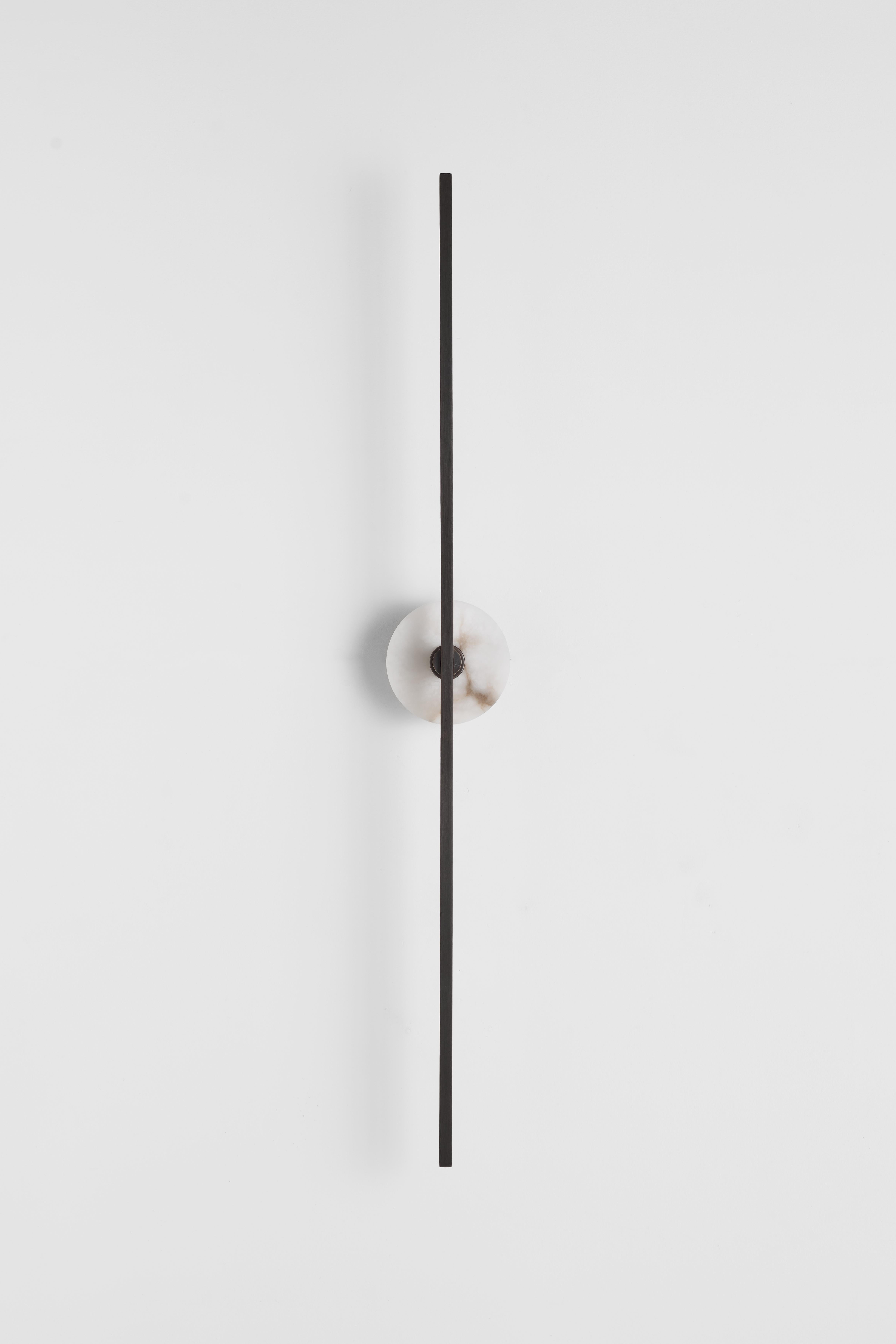 Paar bedeutende italienische Wandleuchter „Grand Stick“ aus Bronze und Alabaster (Italienisch) im Angebot