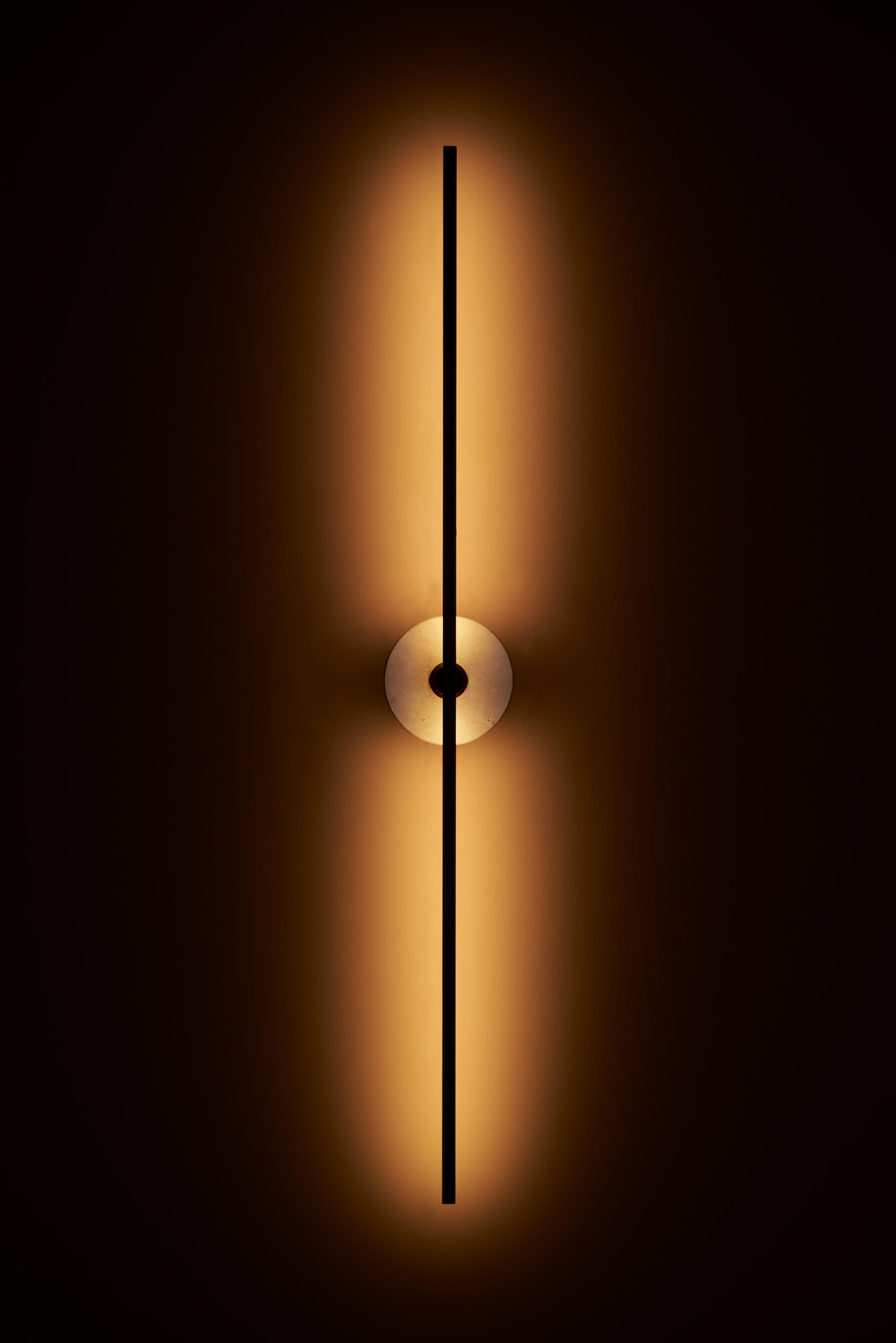 Die Wandleuchte Grand Stick ist eine stilvolle und funktionelle Leuchte, die minimalistisches Design mit fortschrittlicher LED-Technologie verbindet. Die Verwendung von Bronzeprofilen verleiht ihr ein schlichtes und elegantes Aussehen, während die