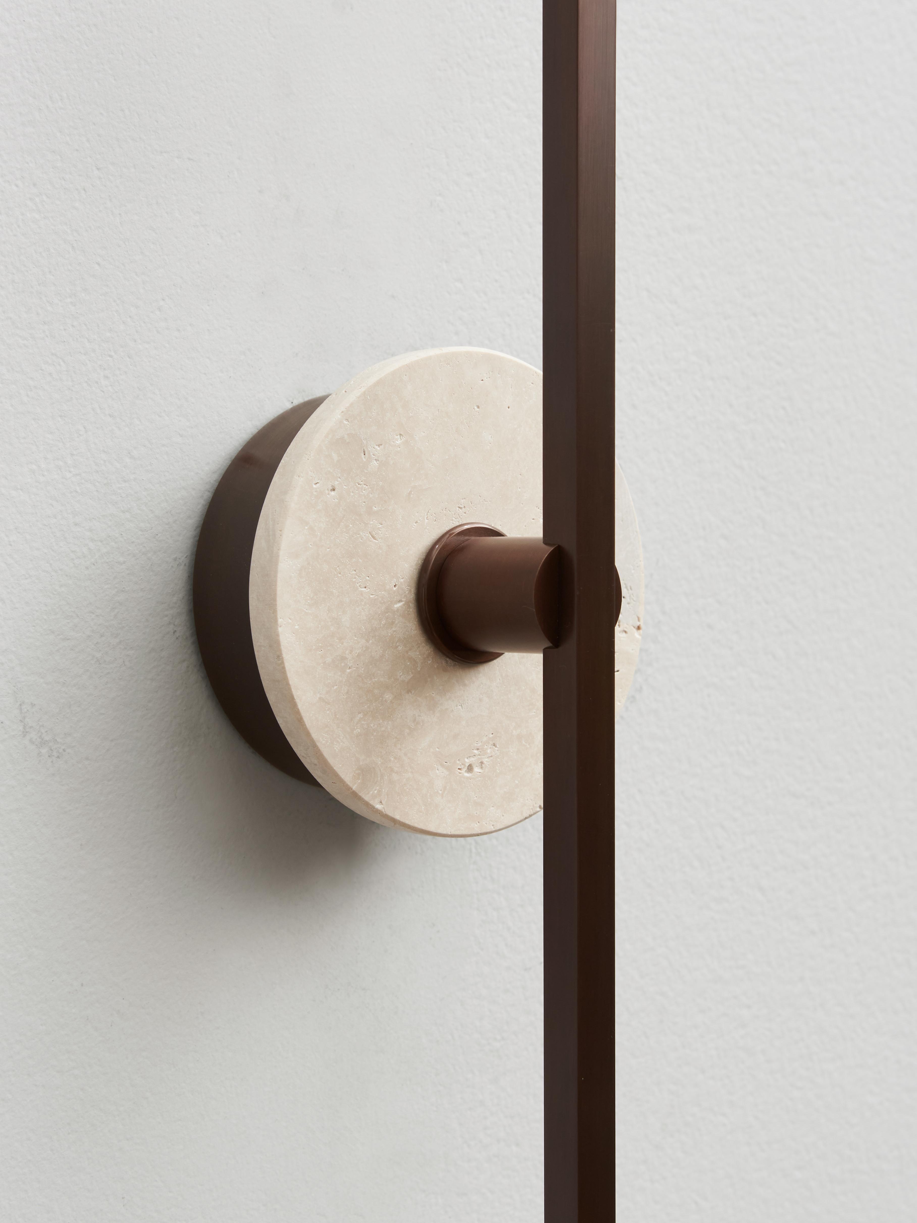 Paar bedeutende italienische Wandleuchter „Grand Stick“ aus Bronze und Travertin (Moderne) im Angebot