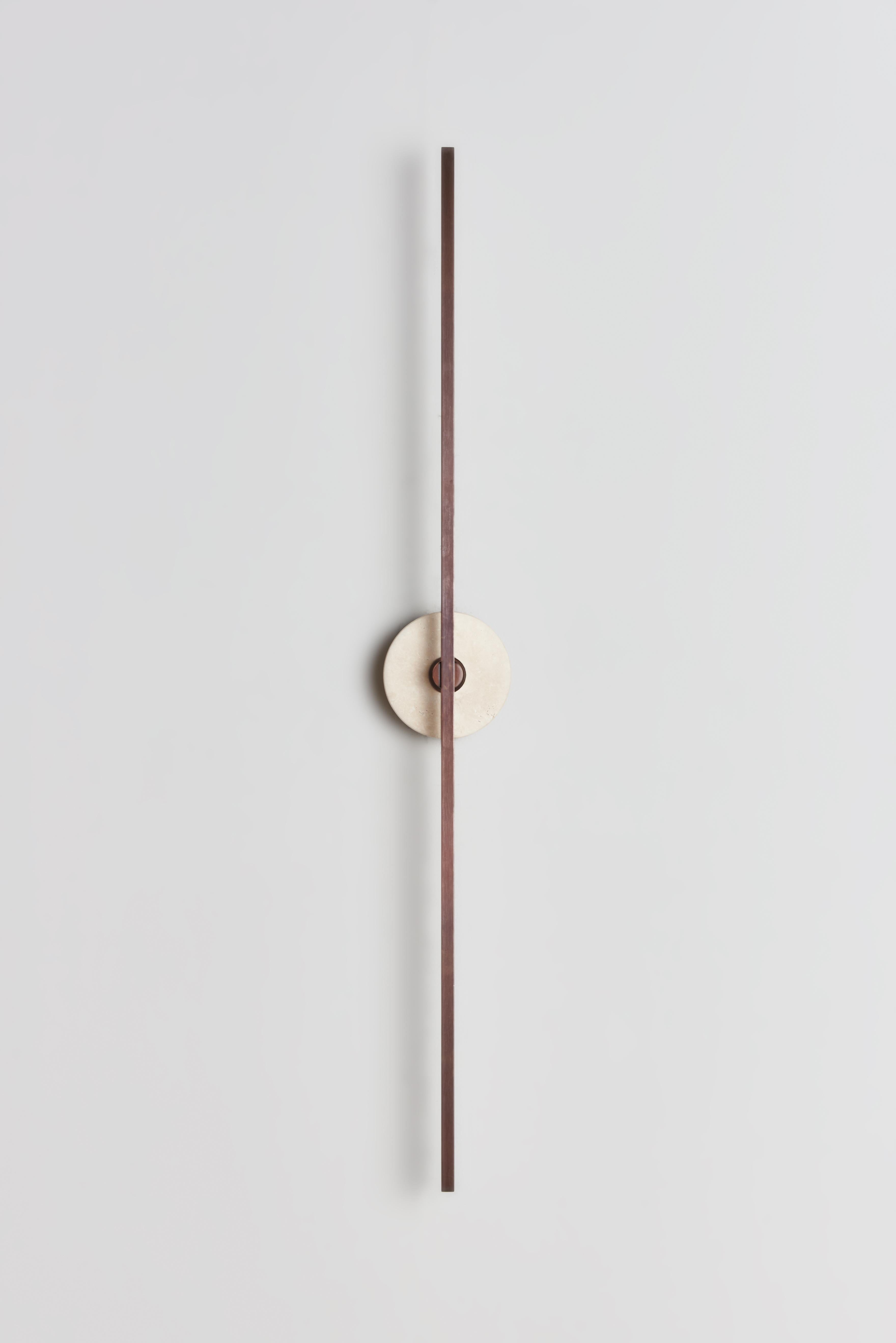 Paar bedeutende italienische Wandleuchter „Grand Stick“ aus Bronze und Travertin (Italienisch) im Angebot