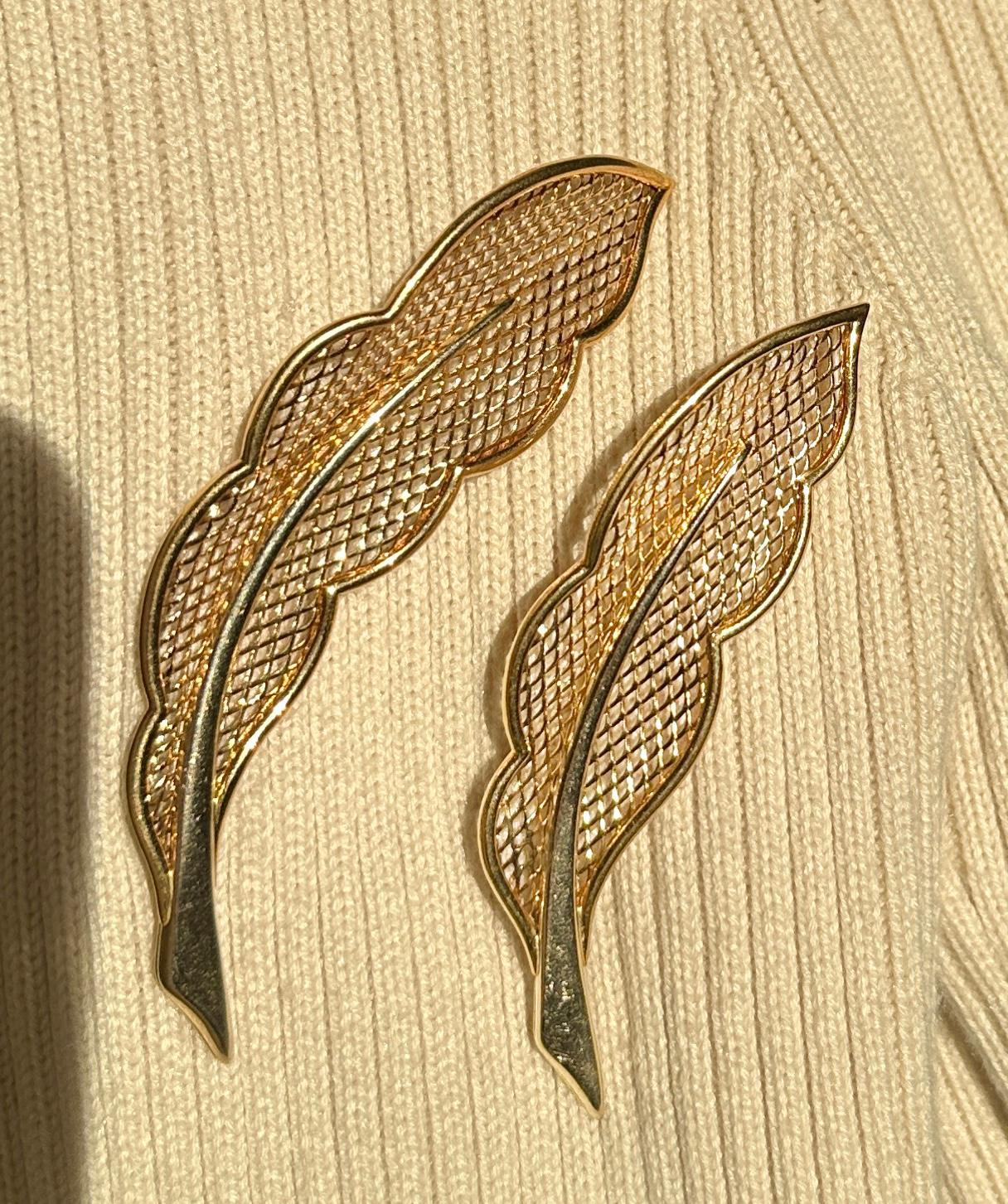 Pair of Estate 18k Van Cleef and Arpels Feather Brooches In Good Condition For Sale In New York, NY