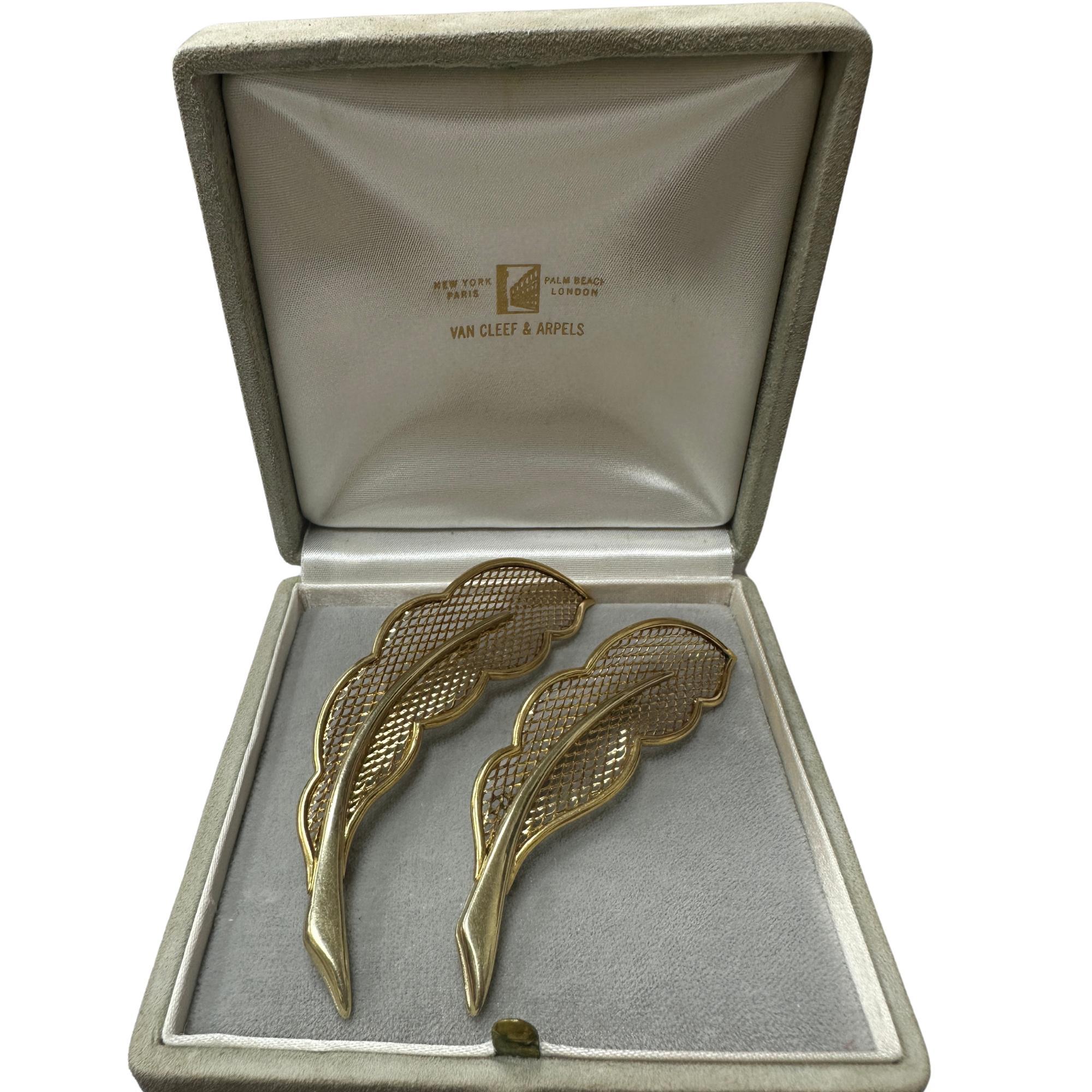 Pair of Estate 18k Van Cleef and Arpels Feather Brooches For Sale 1