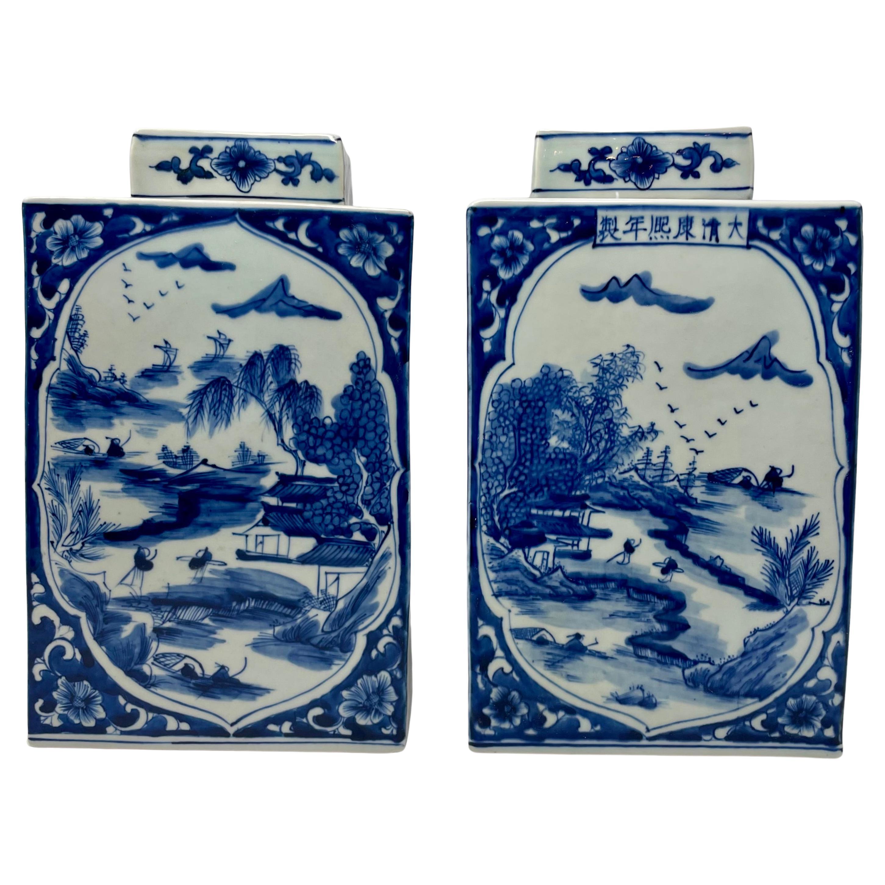 Paar chinesische blau-weiße Porzellan-Teekrüge im Nachlassstil, ca. 1950er Jahre im Angebot