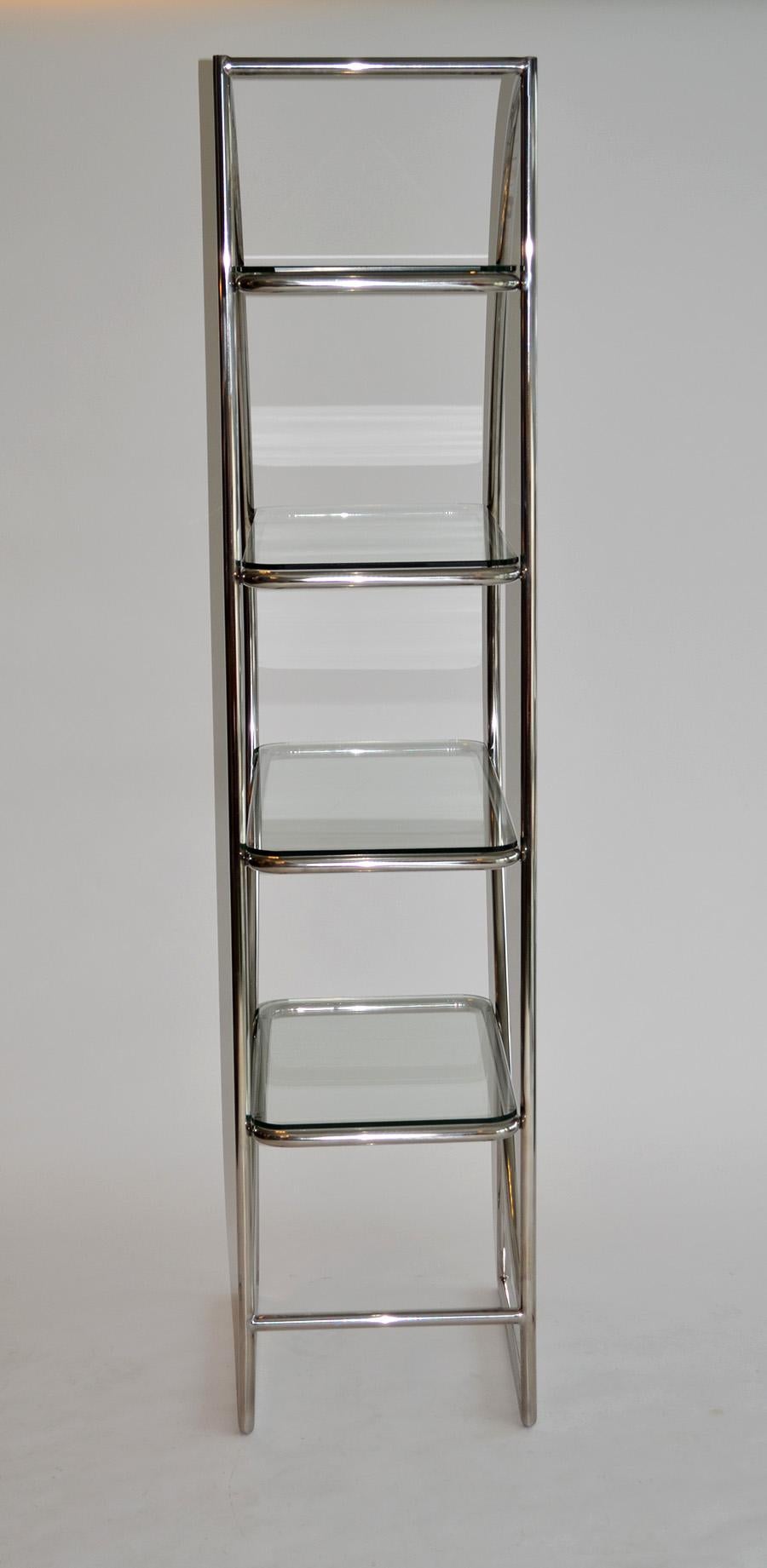 Pareja de Estanterías Art Decó Cromadas Tubulares y de Cristal Estilo Bauhaus en venta 4