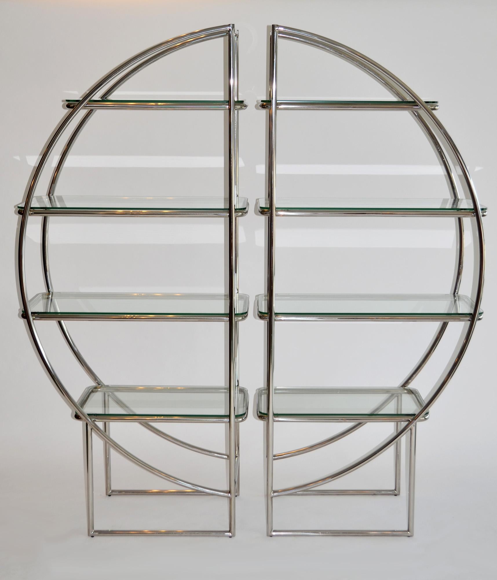 Pareja de Estanterías Art Decó Cromadas Tubulares y de Cristal Estilo Bauhaus
Tubo cromado de construcción semicircular con estantes de cristal de varios tamaños sobre base de celosía abierta. Espacio de 13