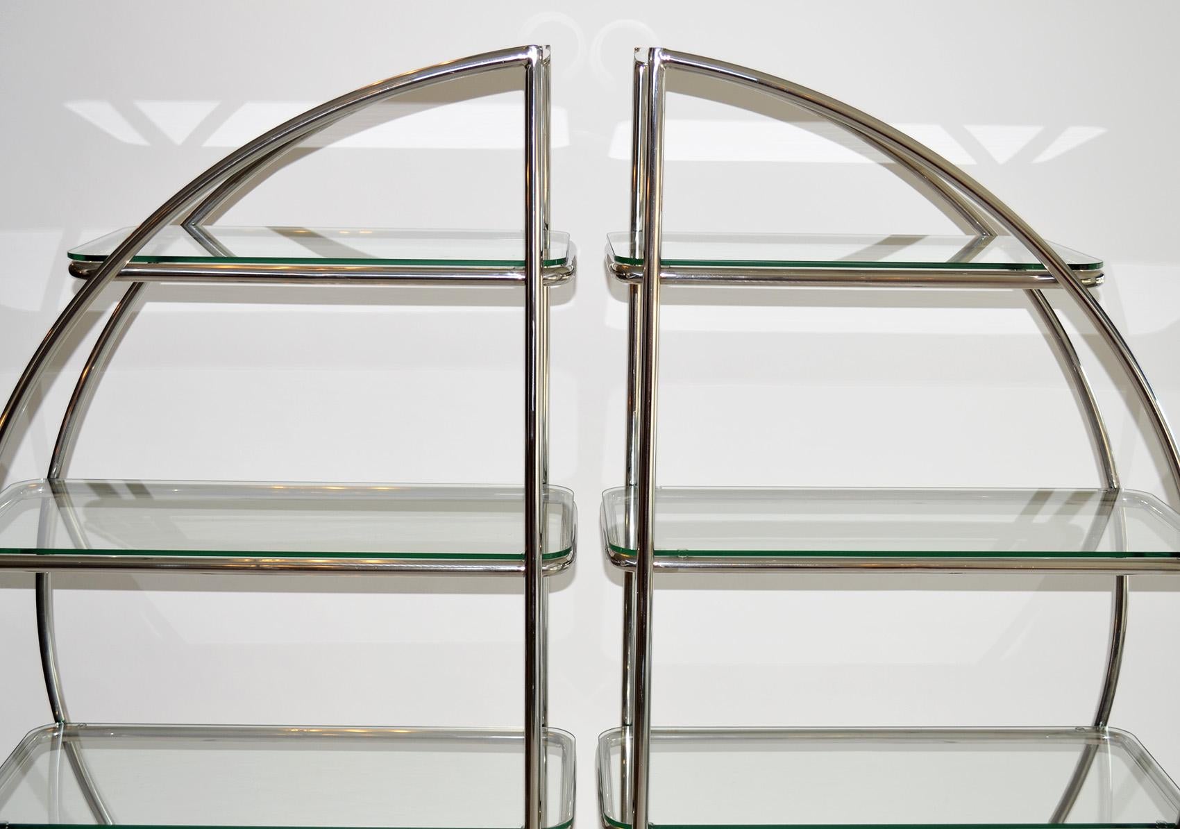 Pareja de Estanterías Art Decó Cromadas Tubulares y de Cristal Estilo Bauhaus en Bueno estado para la venta en Fort Lauderdale, FL
