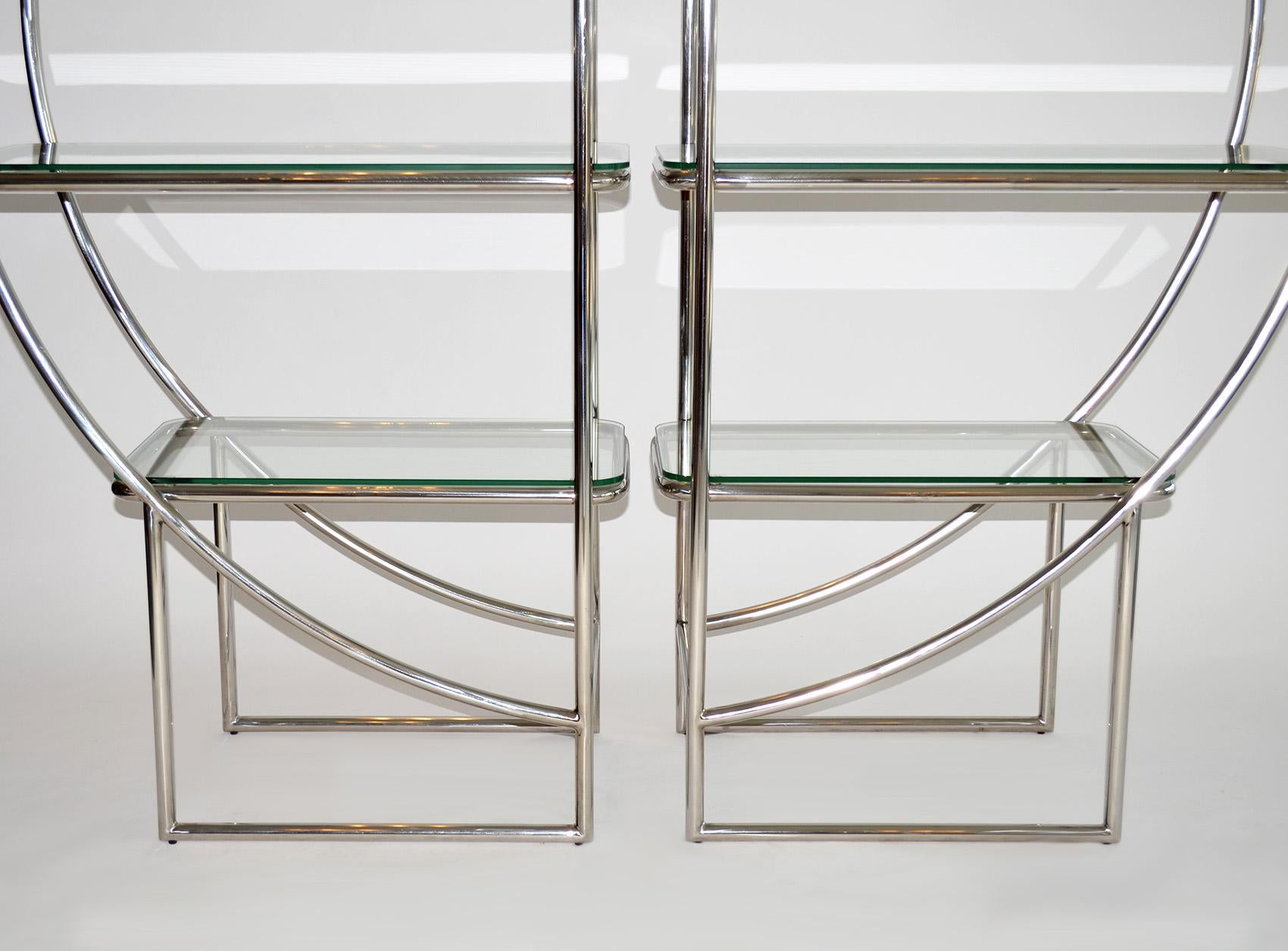Pareja de Estanterías Art Decó Cromadas Tubulares y de Cristal Estilo Bauhaus siglo XX en venta