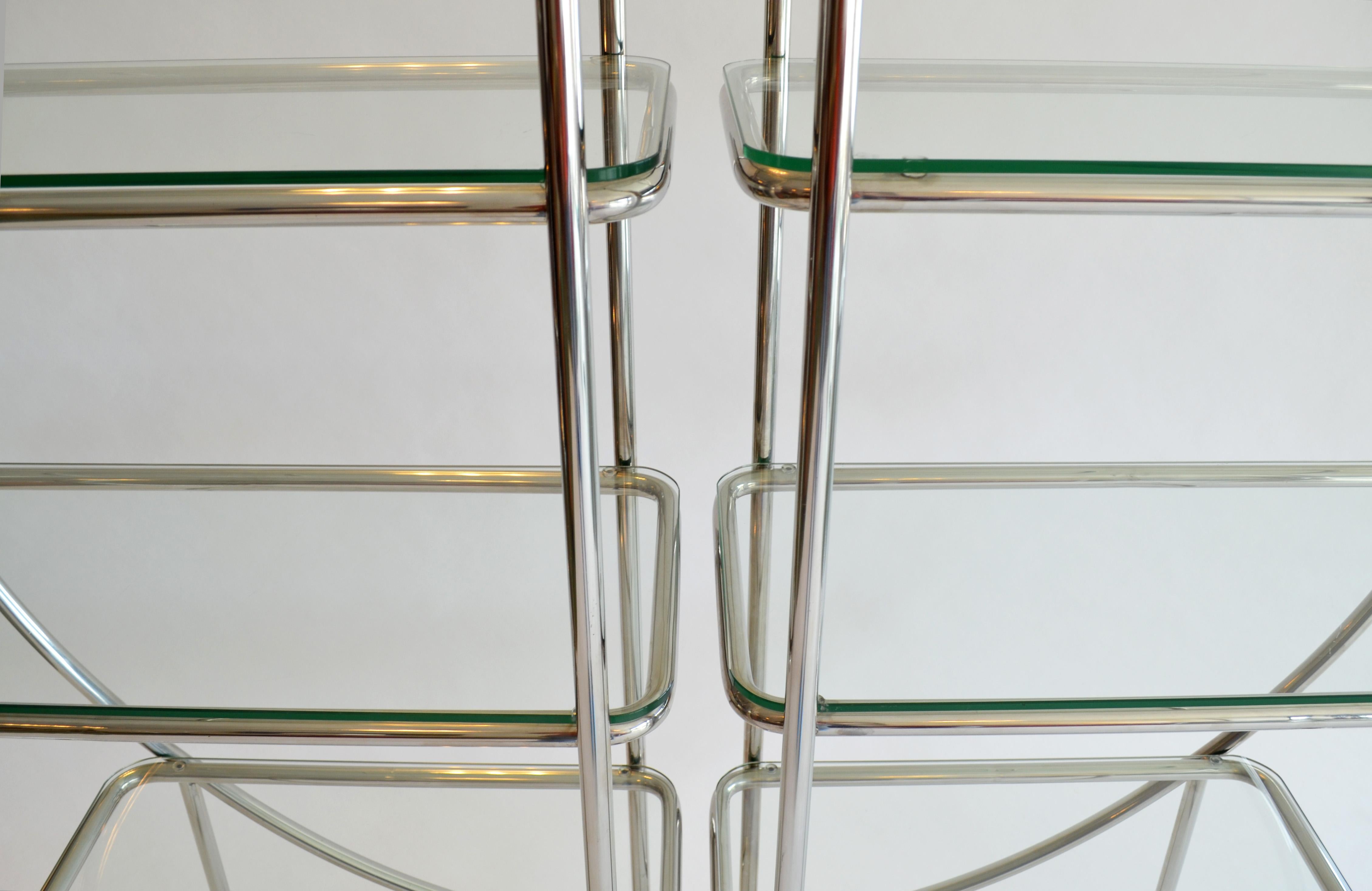 Pareja de Estanterías Art Decó Cromadas Tubulares y de Cristal Estilo Bauhaus en venta 1