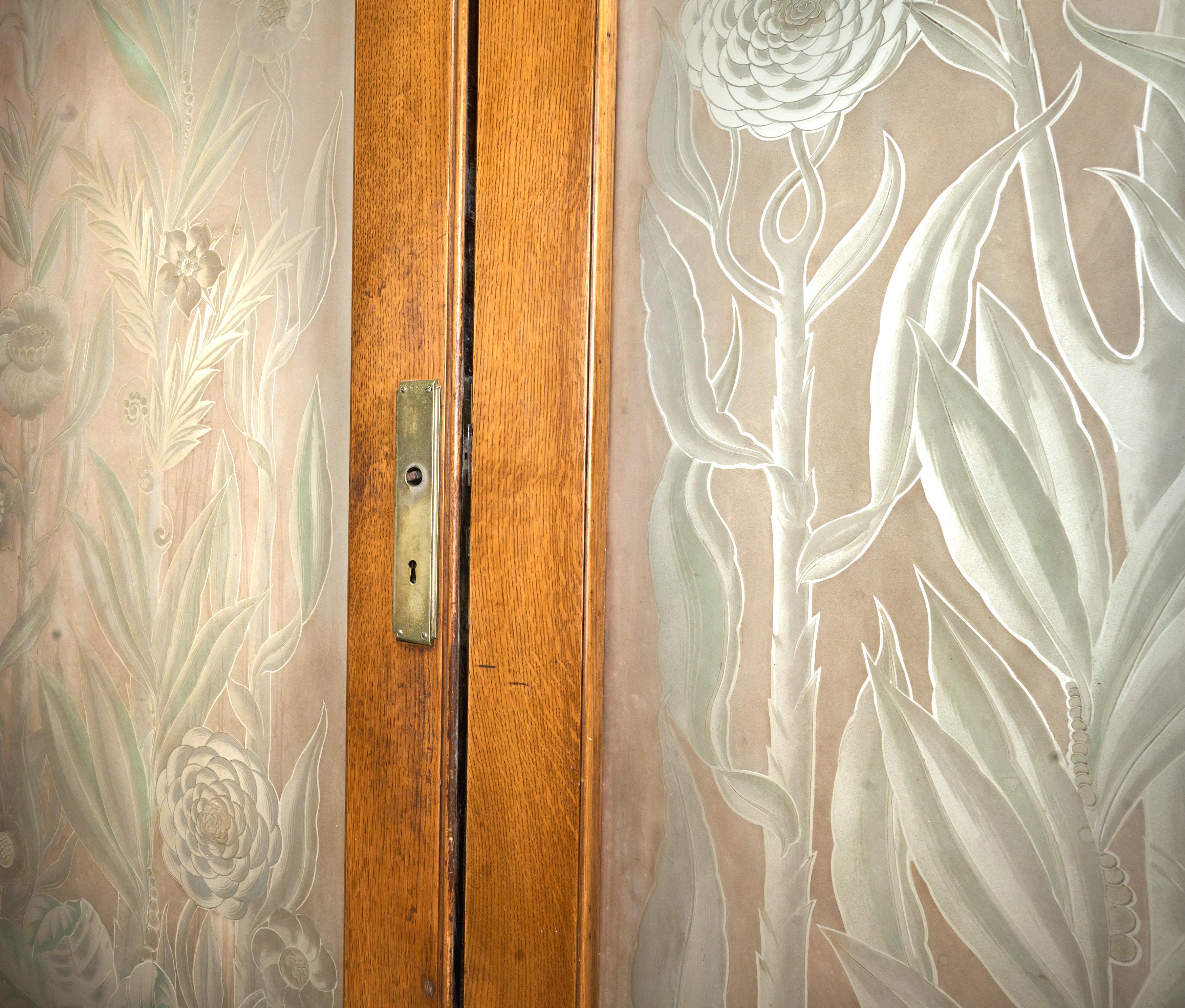 Paar geätzte und geschliffene Türen mit Originalrahmen im Zustand „Gut“ im Angebot in Chicago, IL