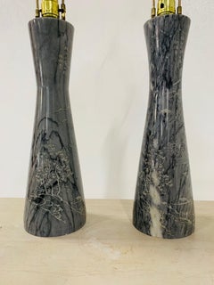Paire de lampes en marbre gravées sur le thème de l'Asie