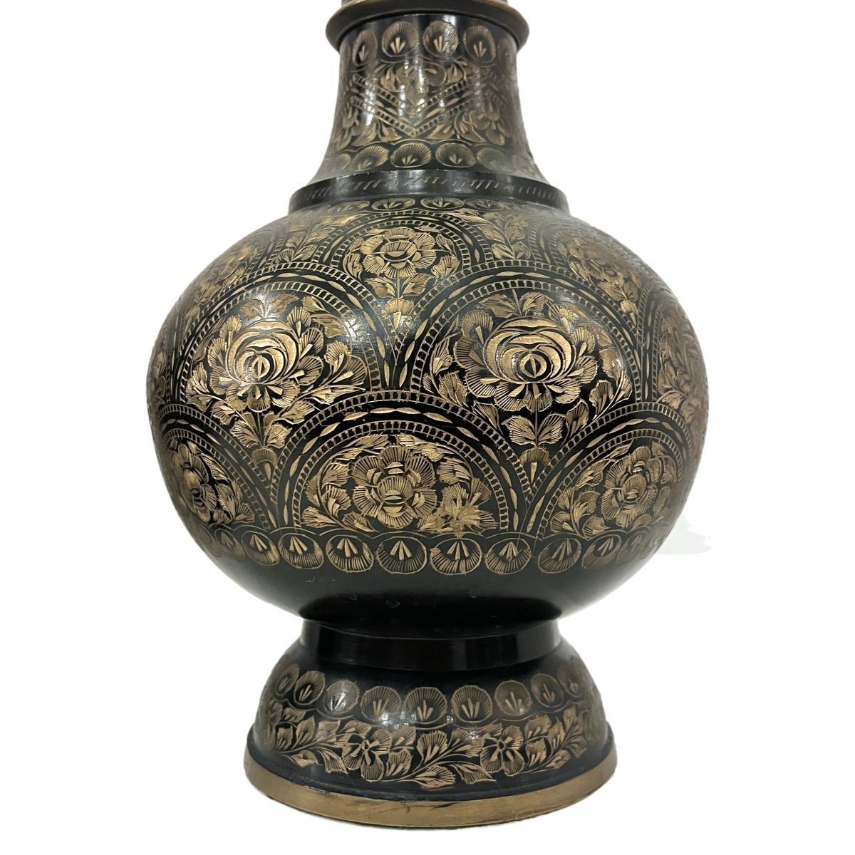 Coppia di lampade turche in bronzo patinato degli anni '40 circa con motivo a fogliame.

Misure:
Altezza del corpo: 27
Altezza del paralume: 35