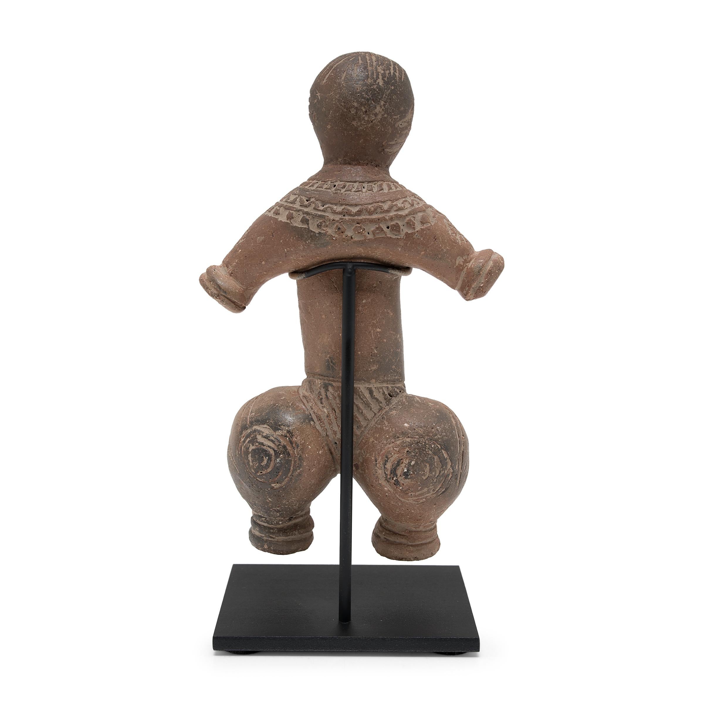 Paire de figurines en terre cuite gravées de style Dogu en vente 3