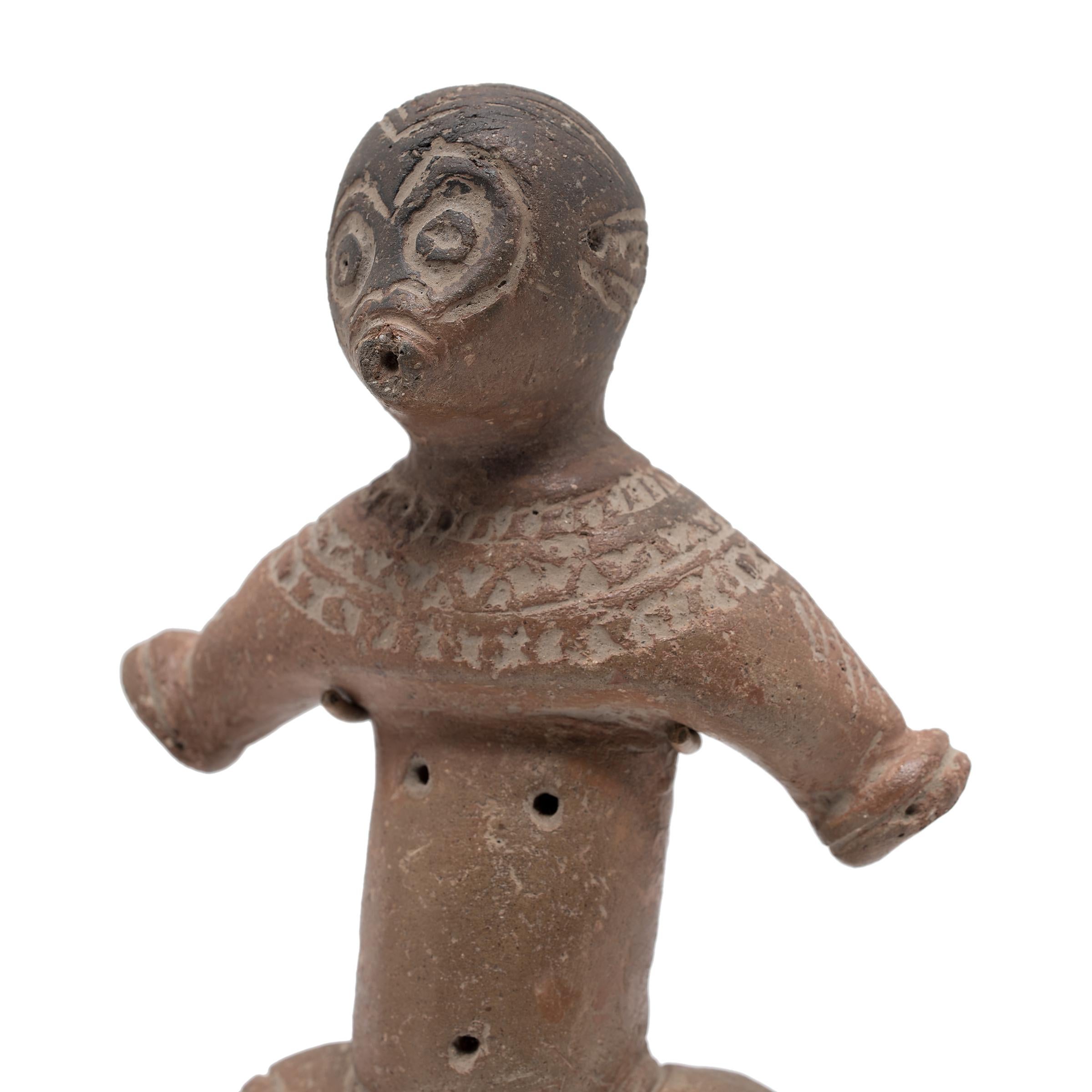 Paire de figurines en terre cuite gravées de style Dogu en vente 4