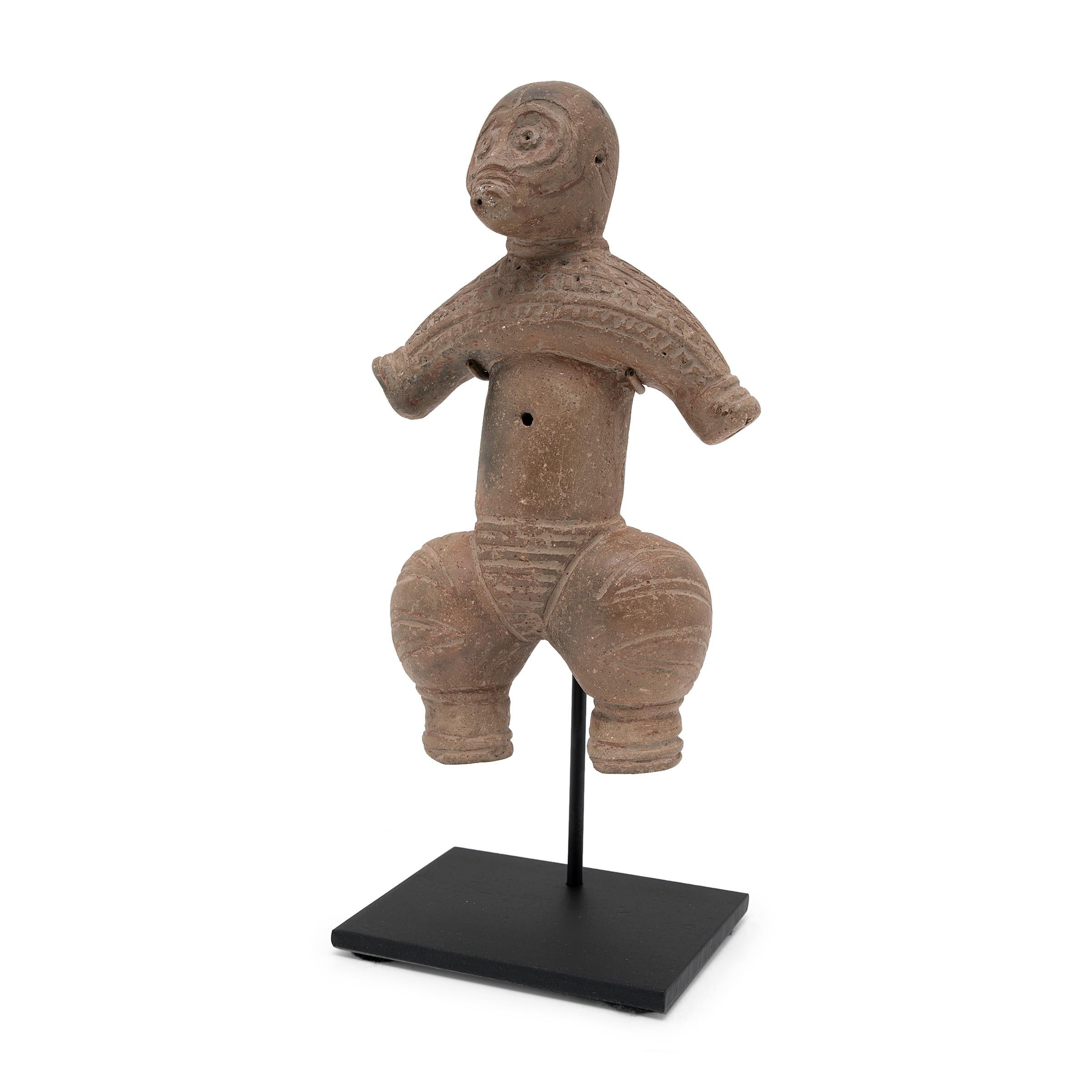 Précolombien Paire de figurines en terre cuite gravées de style Dogu en vente